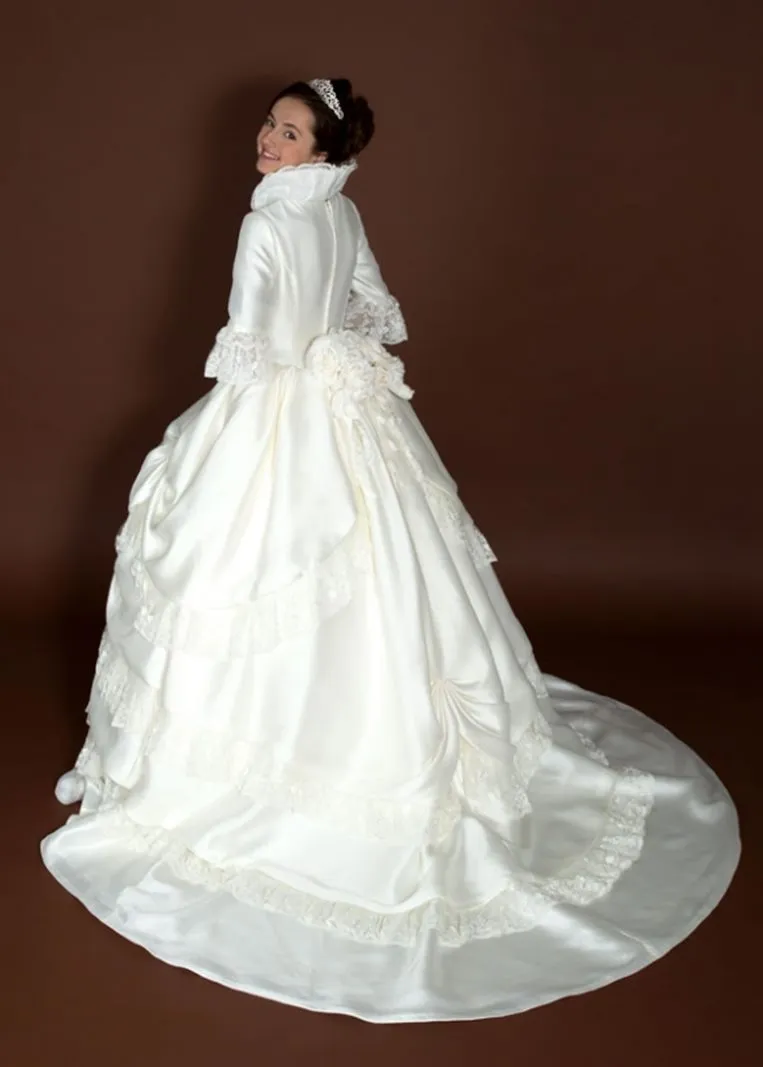 ---Abito da Sposa Invernale con colletto rialzato maniche tre quarti e dettagli in pizzo--