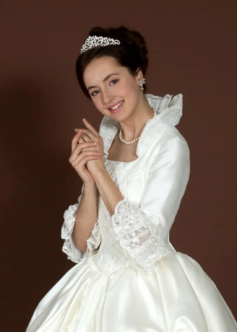 ---Abito da Sposa Invernale con colletto rialzato maniche tre quarti e dettagli in pizzo--