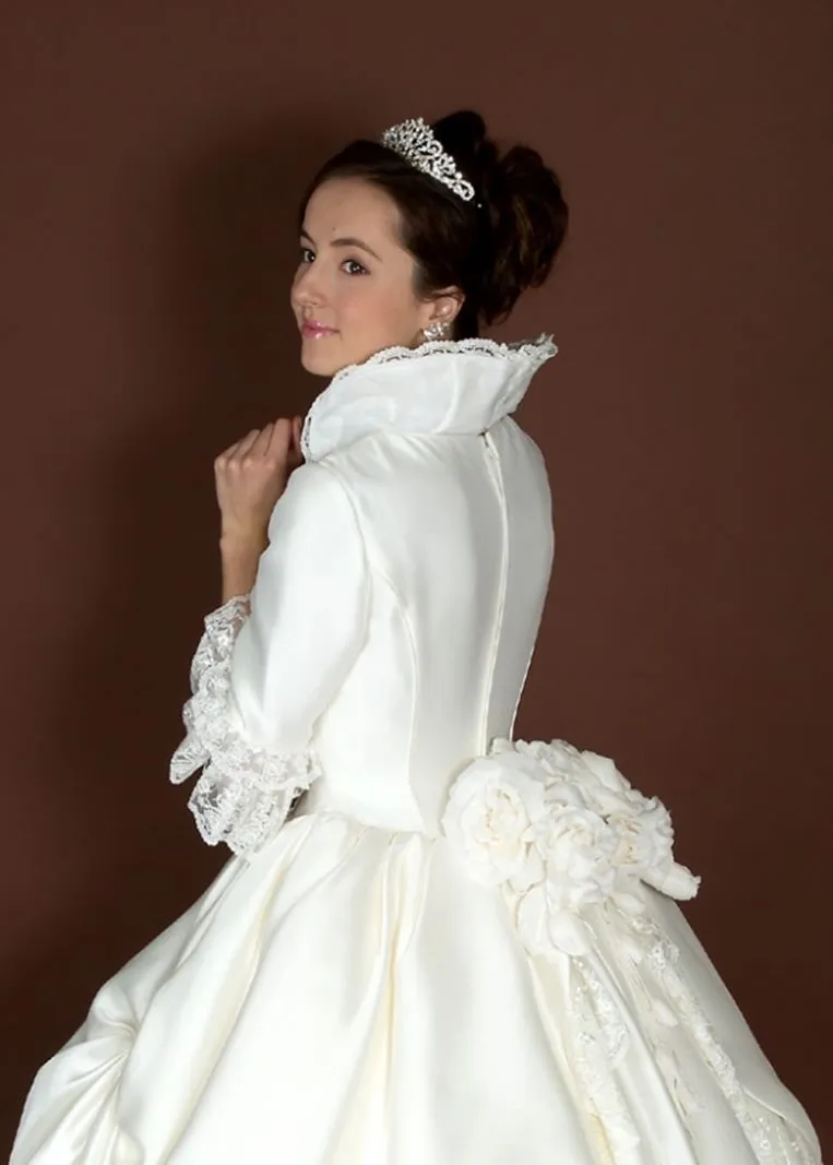 ---Abito da Sposa Invernale con colletto rialzato maniche tre quarti e dettagli in pizzo--