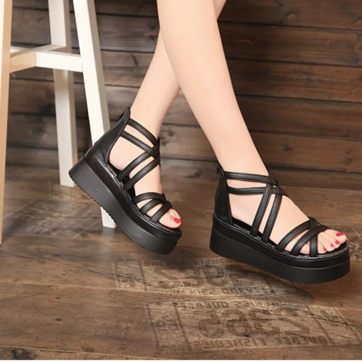 2023 Sandali da donna Sandali con zeppa da donna estivi Scarpe con punta aperta con suola spessa Donna Nuove scarpe romane Sanda