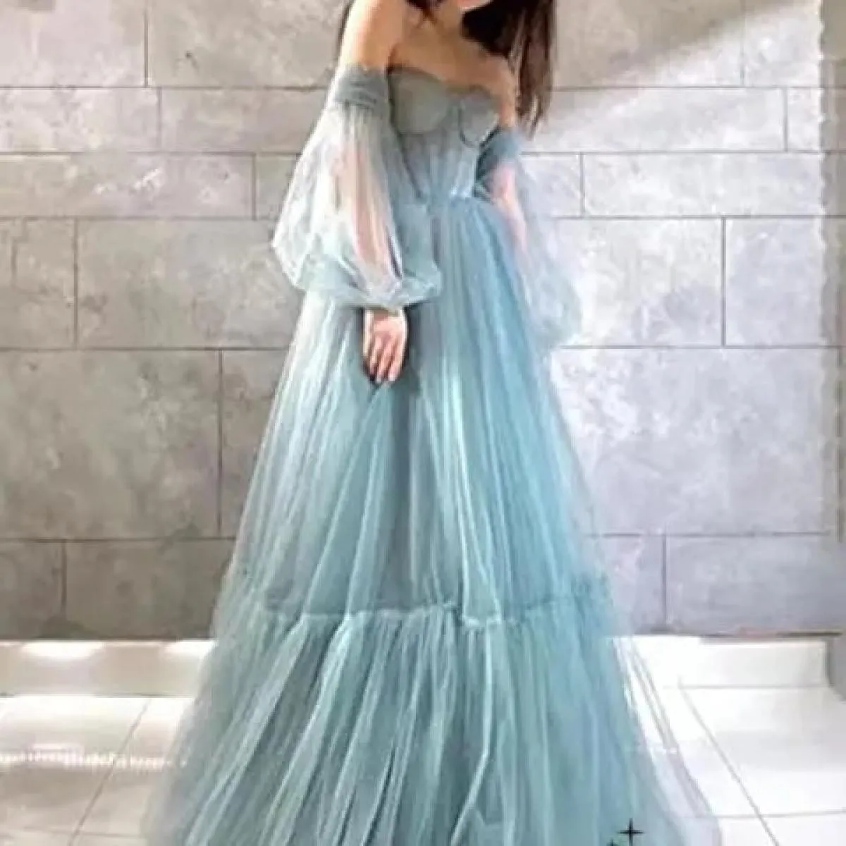 Abito da ballo con maniche a sbuffo sulla spalla Abito da ballo con maniche in tulle