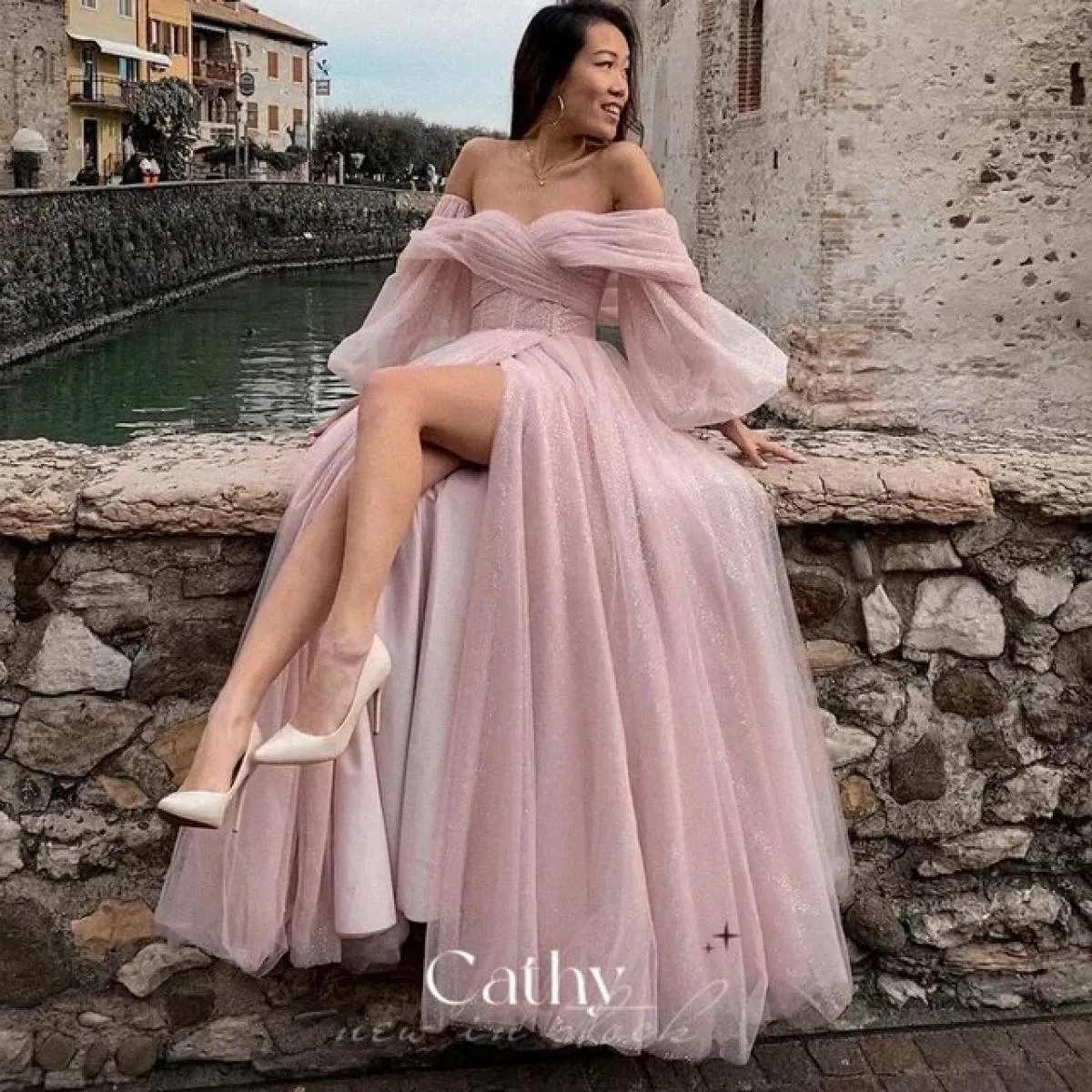 Abito da ballo con maniche a sbuffo sulla spalla Abito da ballo con maniche in tulle