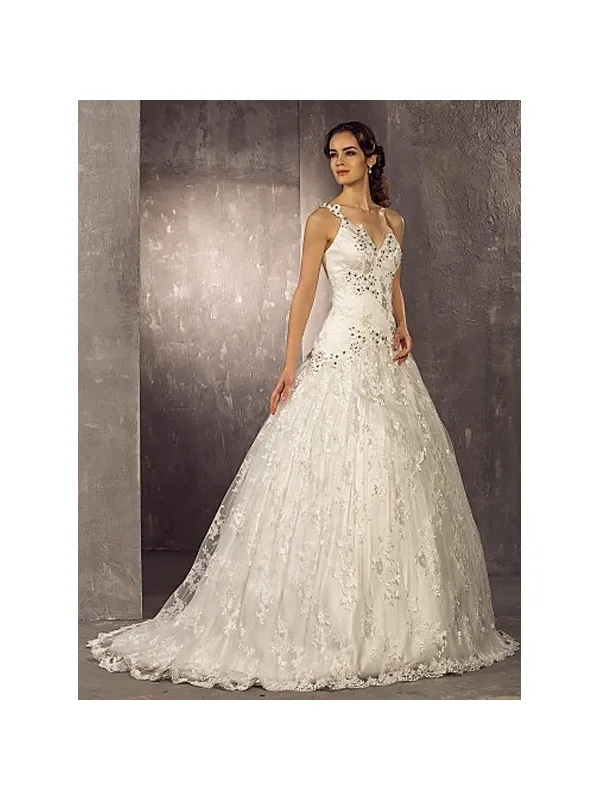 Abito da sposa in pizzo particolare con dettagli neri