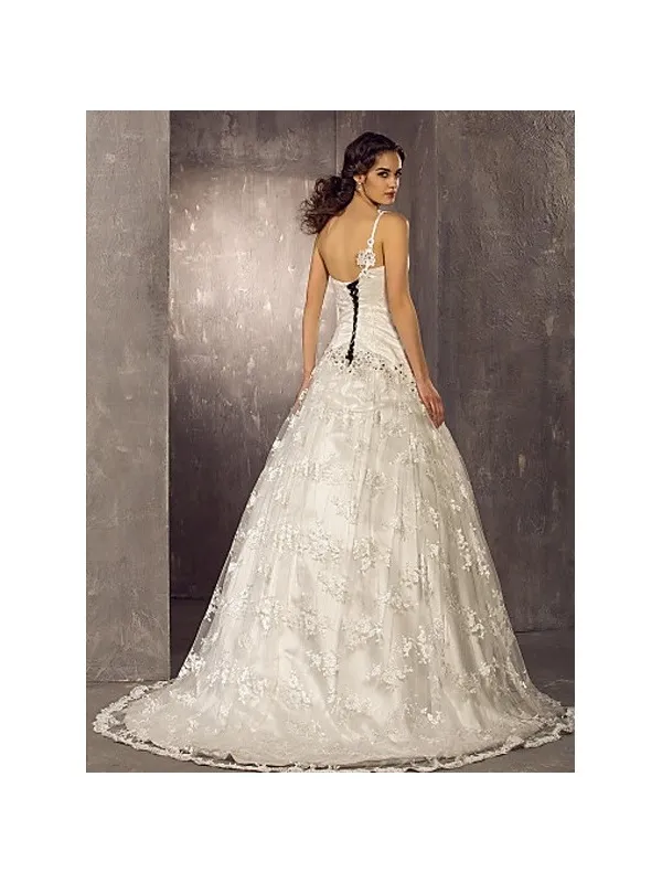 Abito da sposa in pizzo particolare con dettagli neri