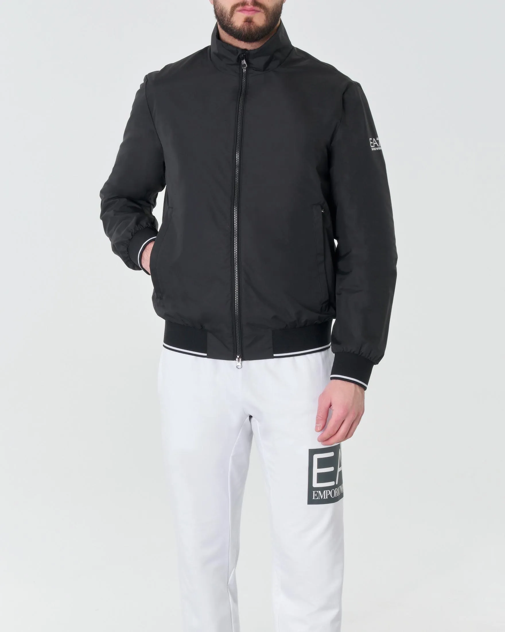 Bomber nero in nylon con bordino in contrasto e logo stampato sulla manica