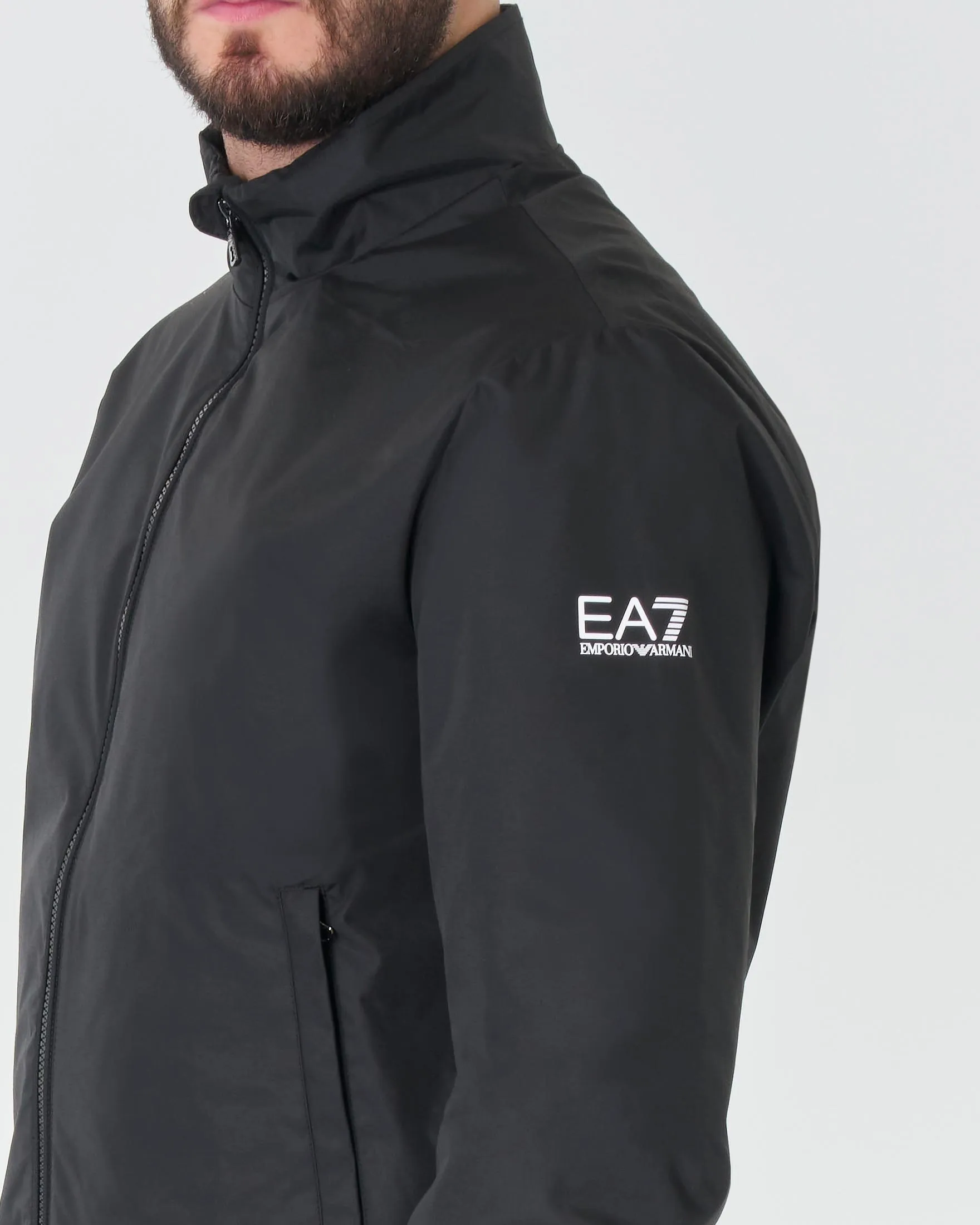 Bomber nero in nylon con bordino in contrasto e logo stampato sulla manica
