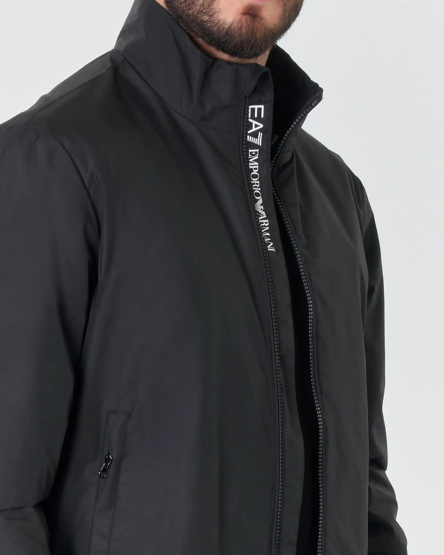 Bomber nero in nylon con bordino in contrasto e logo stampato sulla manica