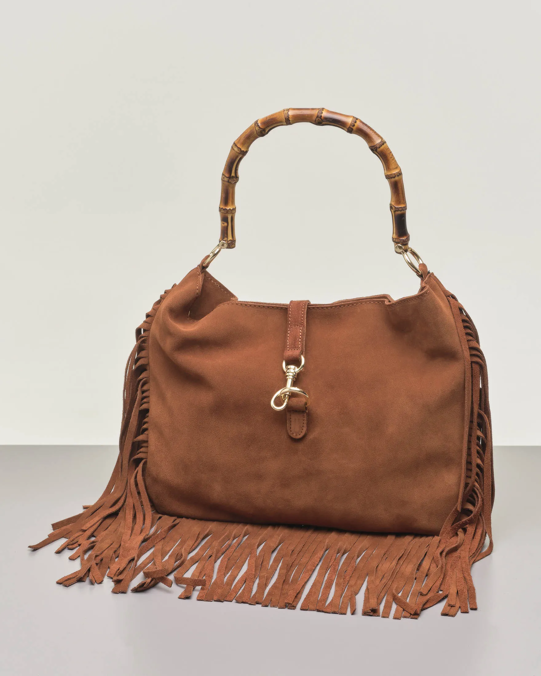 Borsa a spalla in suede color cuoio con frange al fondo e manico in bamboo
