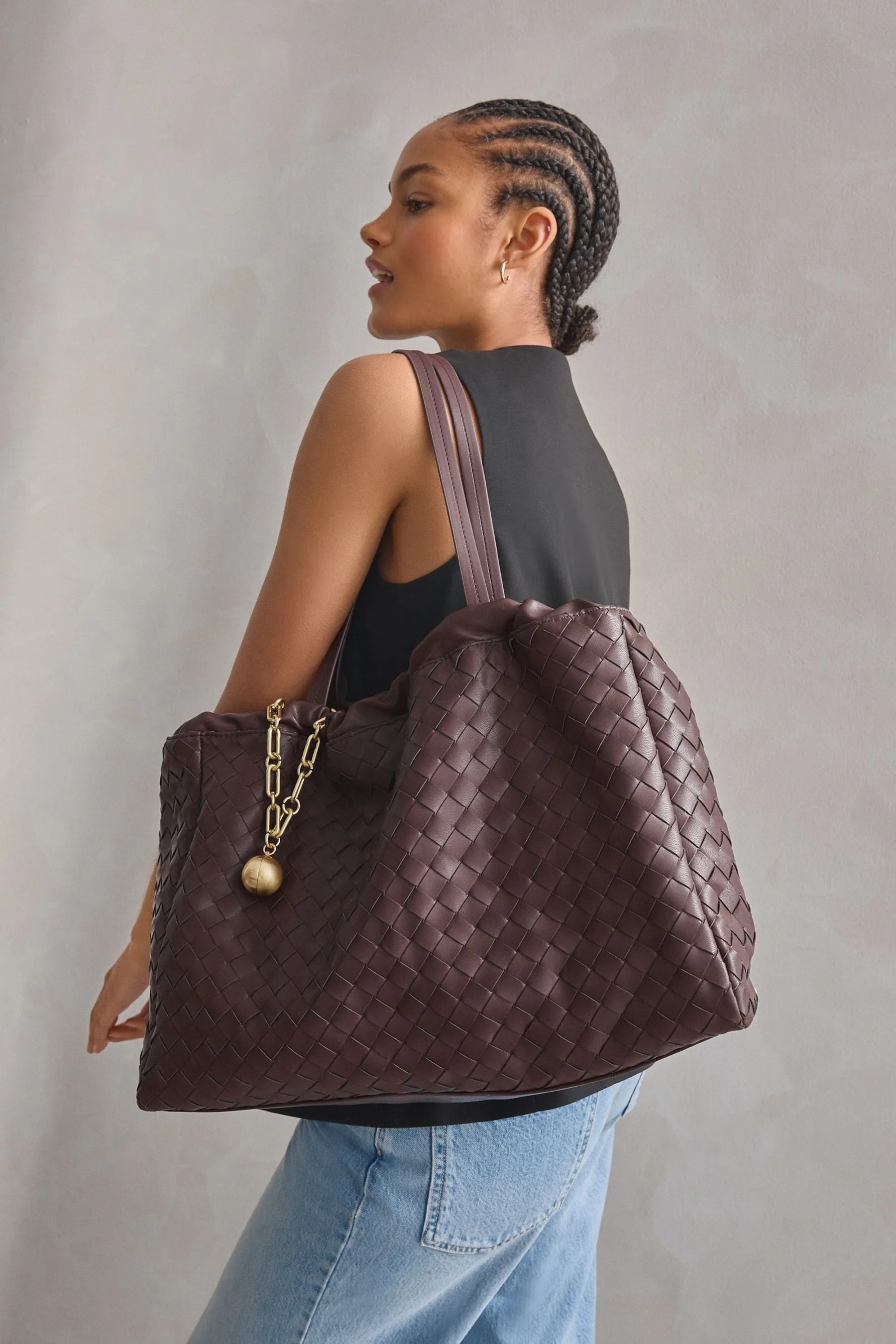 Borsa sulle spalle intrecciata con portachiavi a forma di spina