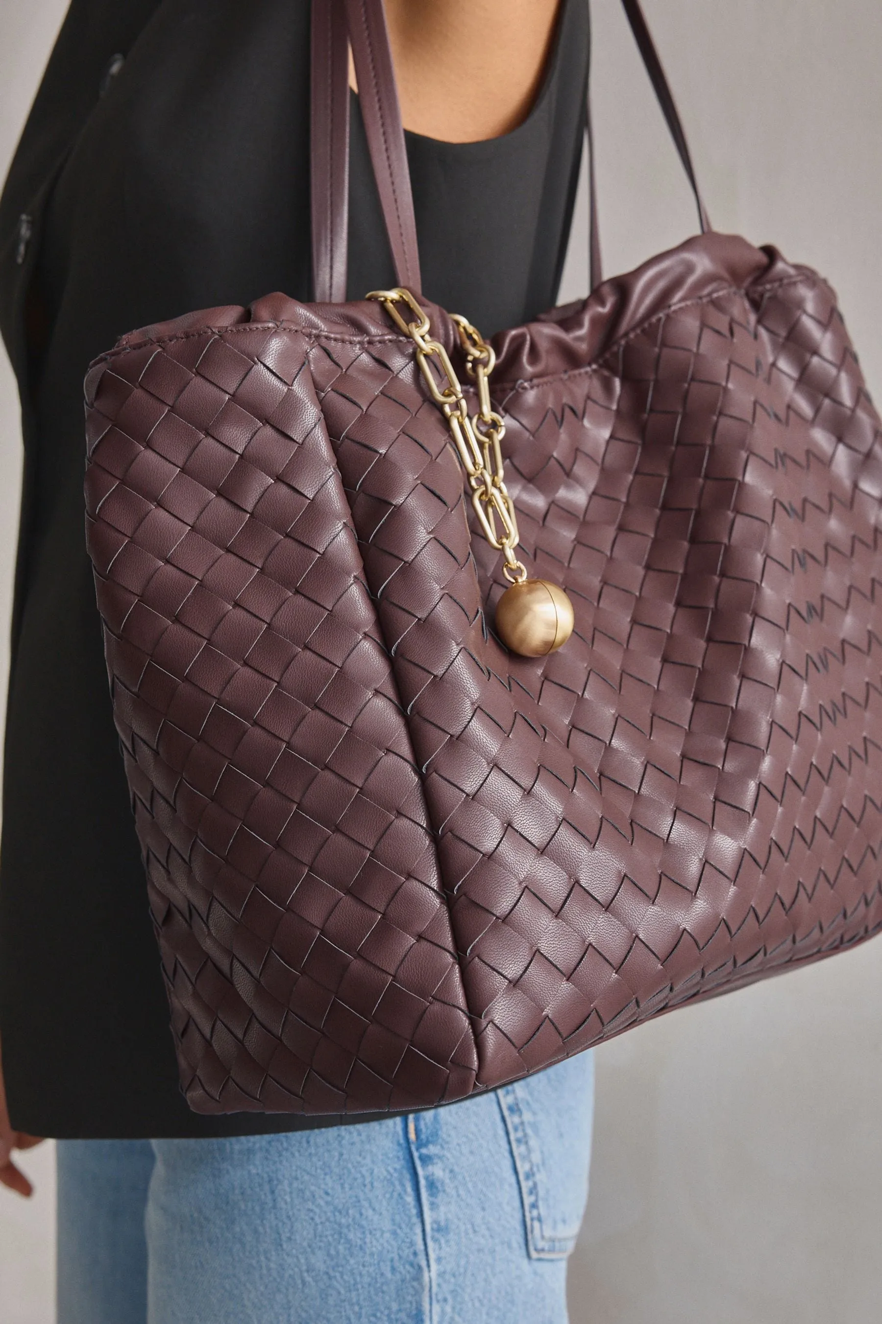 Borsa sulle spalle intrecciata con portachiavi a forma di spina