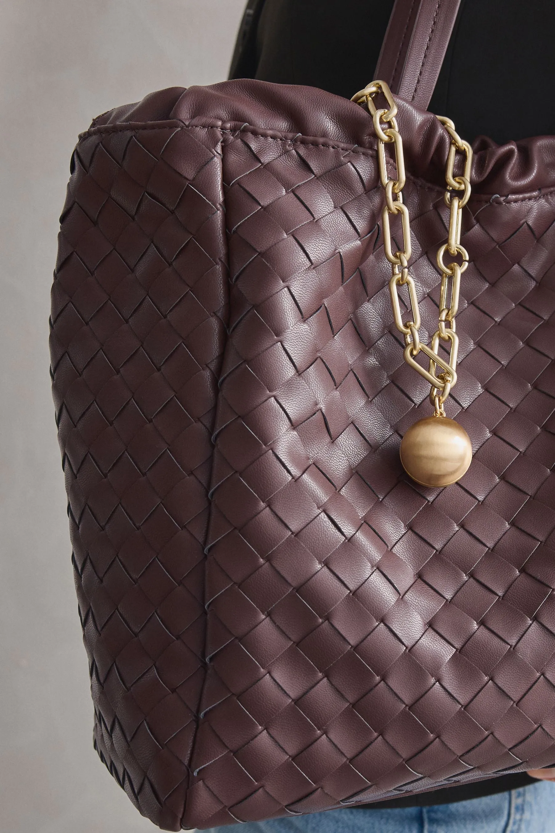 Borsa sulle spalle intrecciata con portachiavi a forma di spina