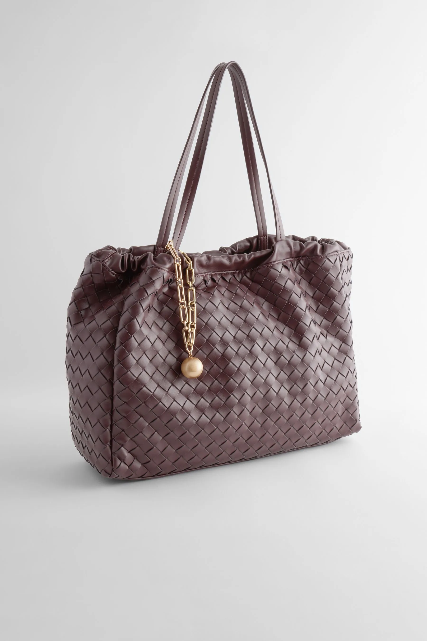 Borsa sulle spalle intrecciata con portachiavi a forma di spina