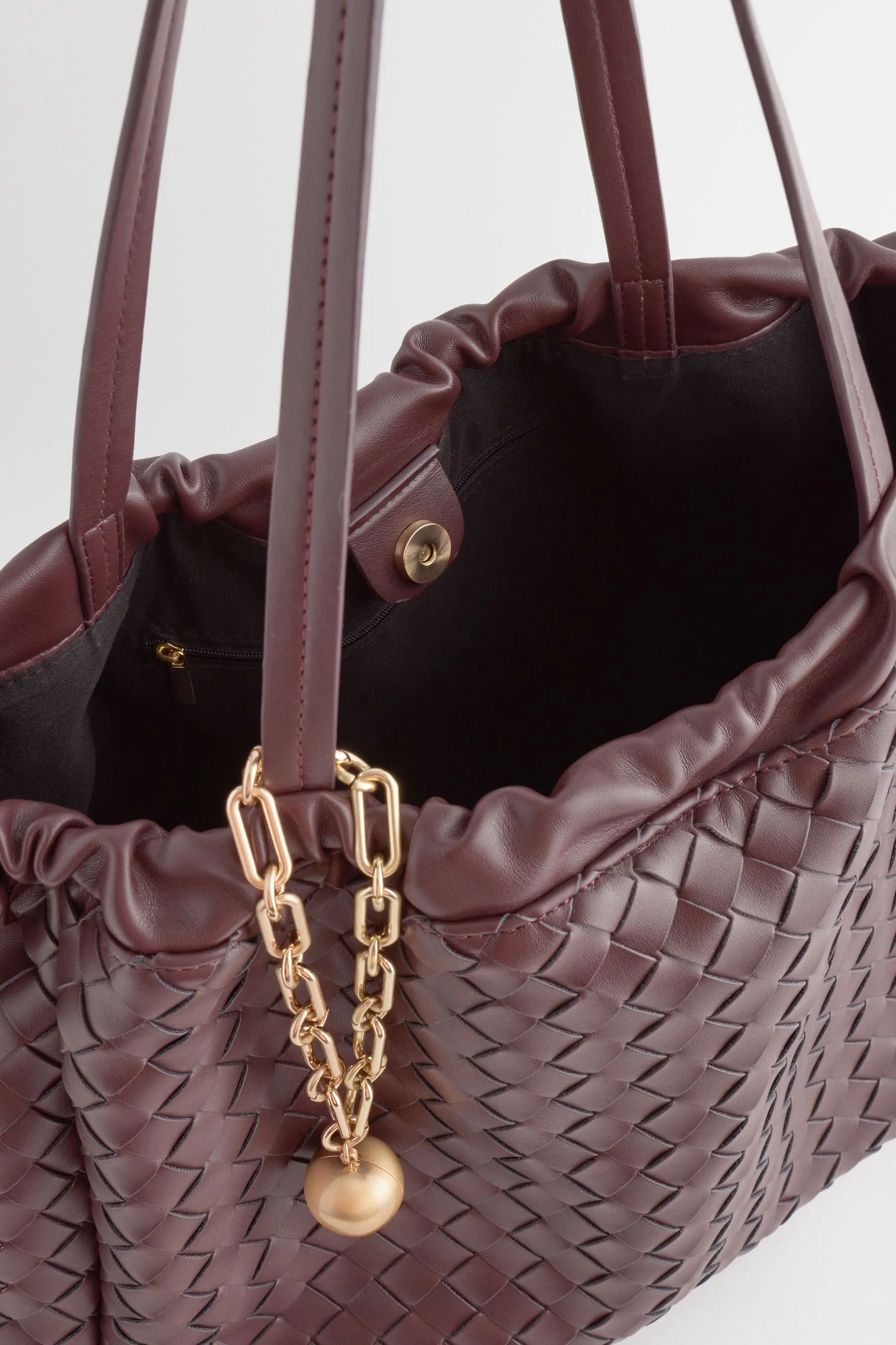 Borsa sulle spalle intrecciata con portachiavi a forma di spina