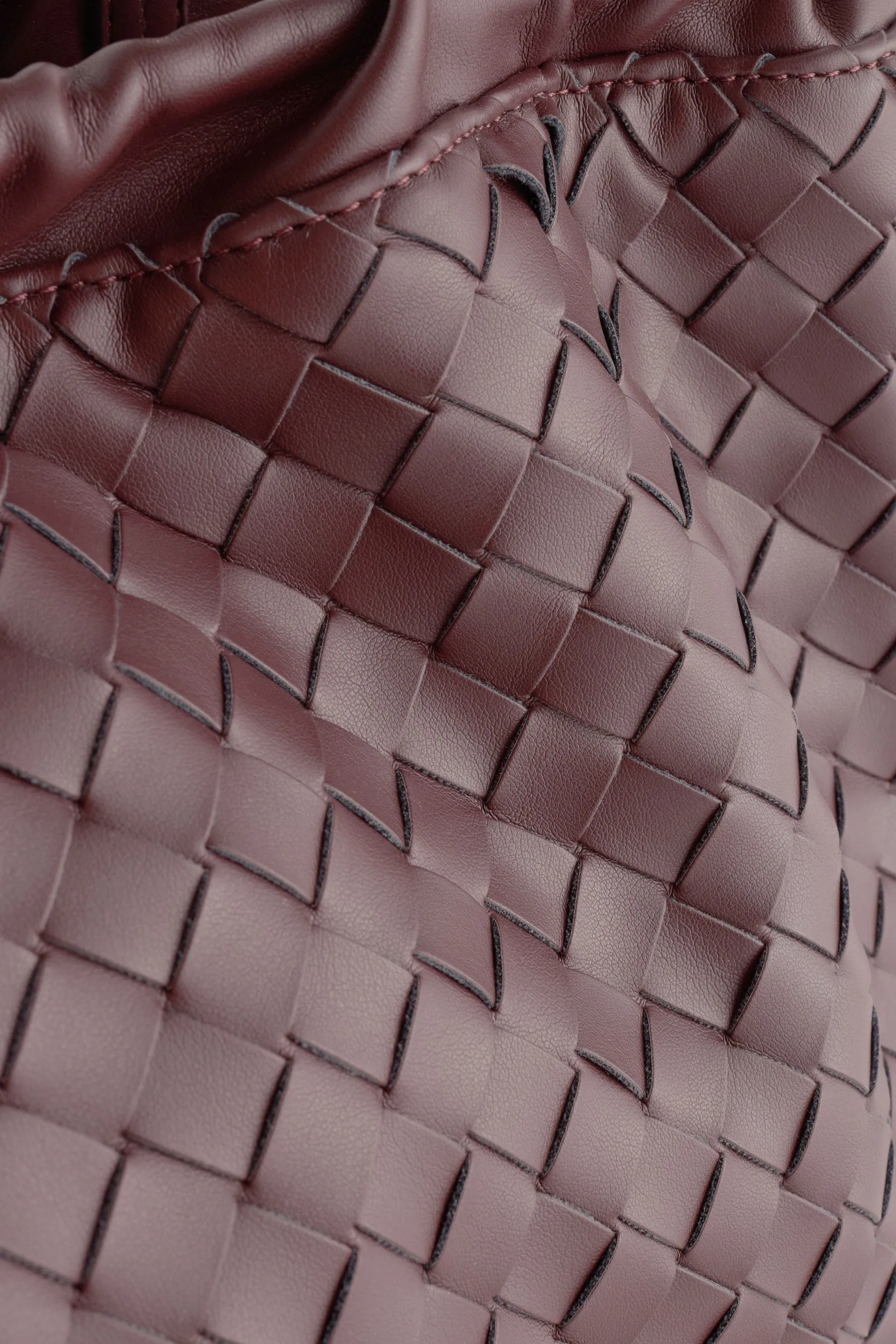 Borsa sulle spalle intrecciata con portachiavi a forma di spina