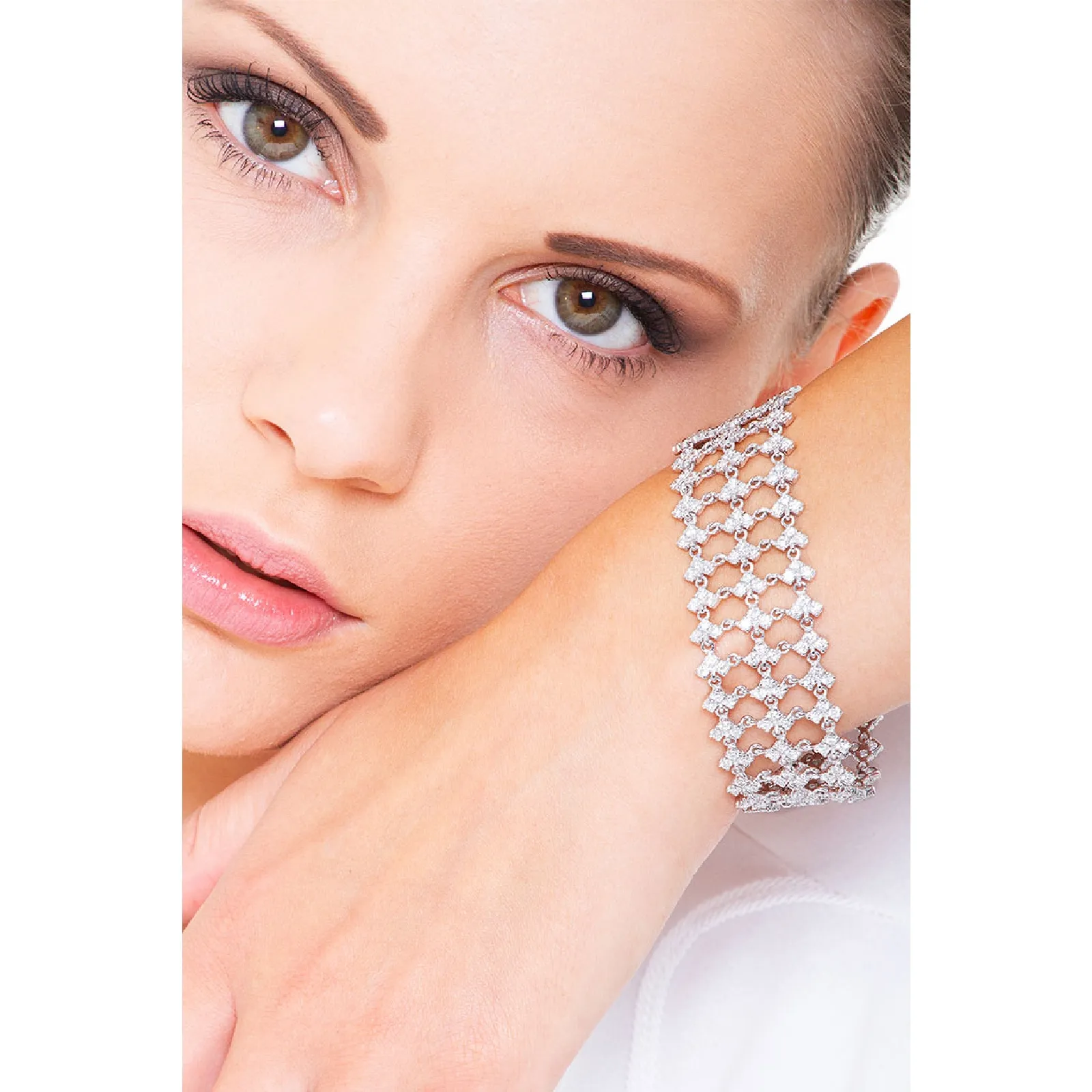 Bracciale in oro Bianco 18k a maglia con castoni in diamanti.