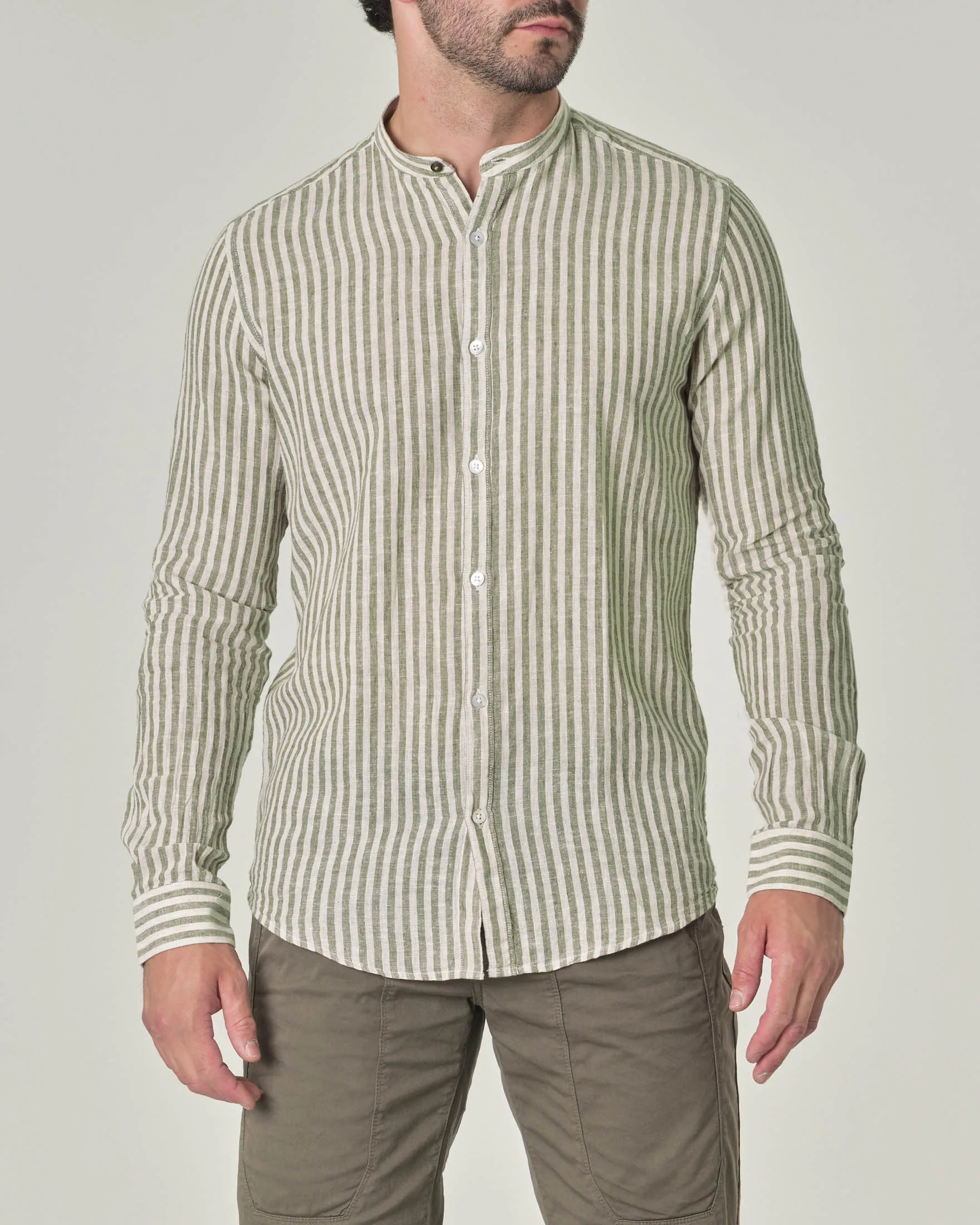 Camicia bastoncino verde militare e bianca in cotone e lino con colletto alla coreana