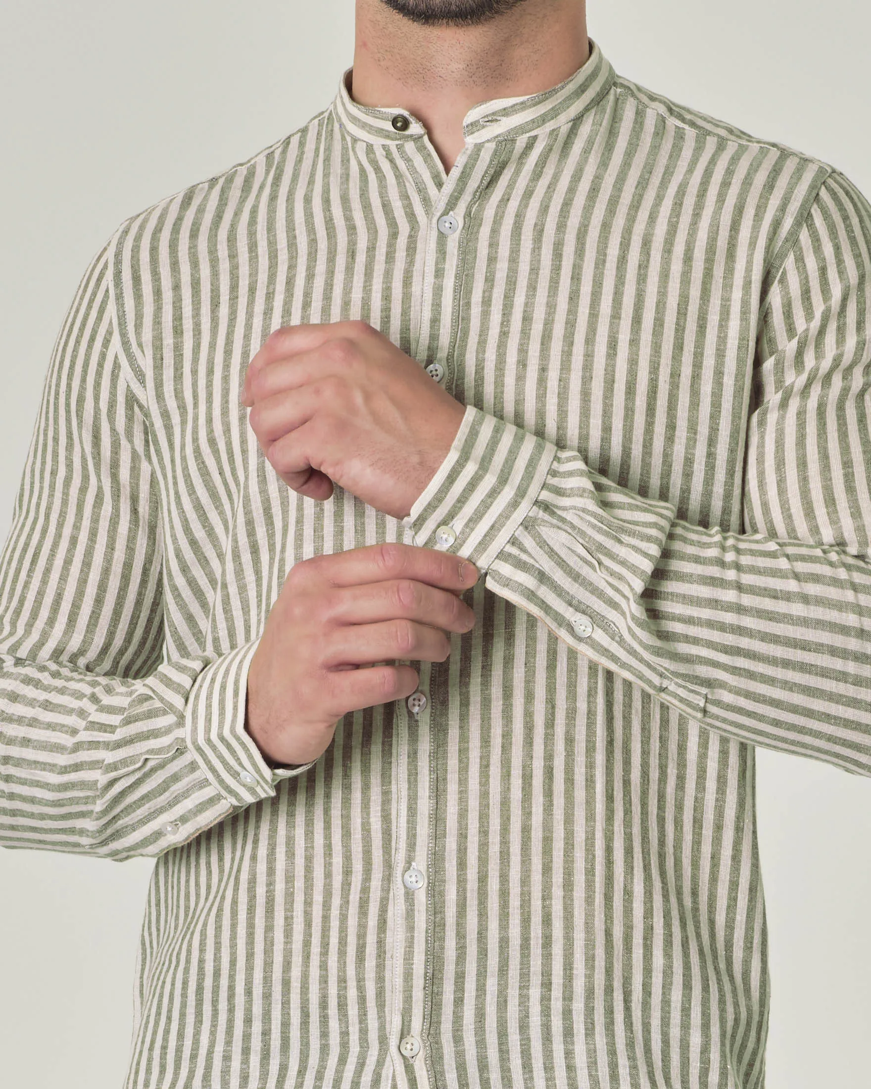 Camicia bastoncino verde militare e bianca in cotone e lino con colletto alla coreana