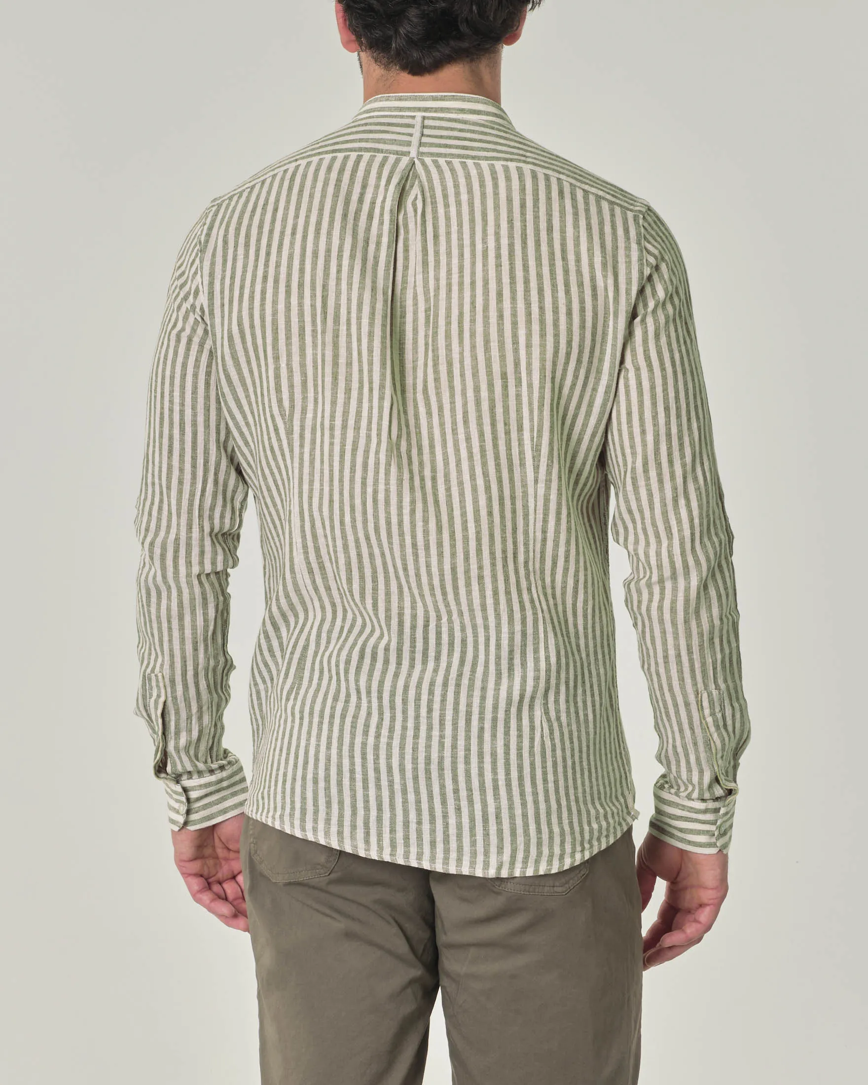 Camicia bastoncino verde militare e bianca in cotone e lino con colletto alla coreana
