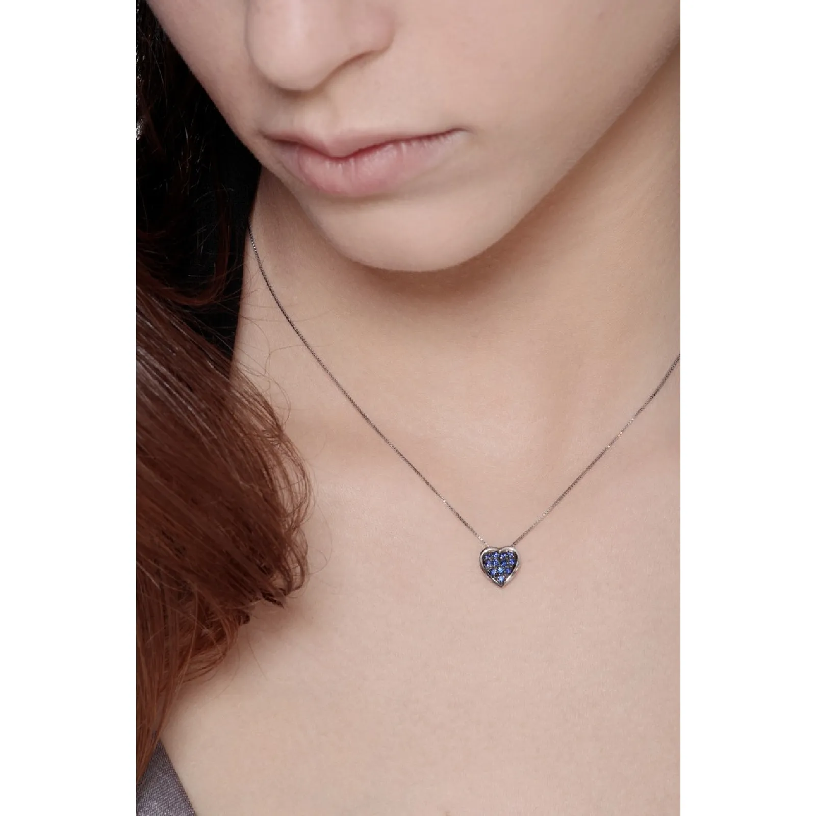 Collana in oro bianco 18k con pendente a cuore in zaffiri blu