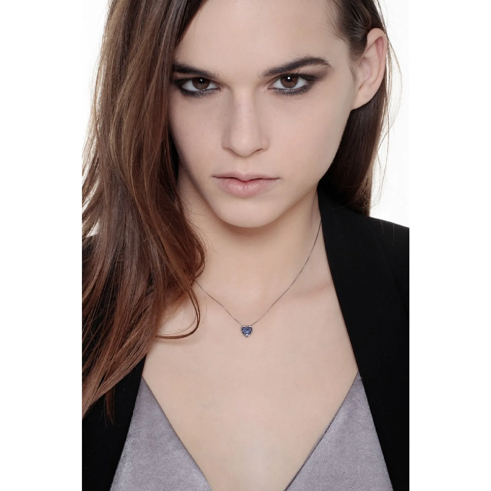 Collana in oro bianco 18k con pendente a cuore in zaffiri blu