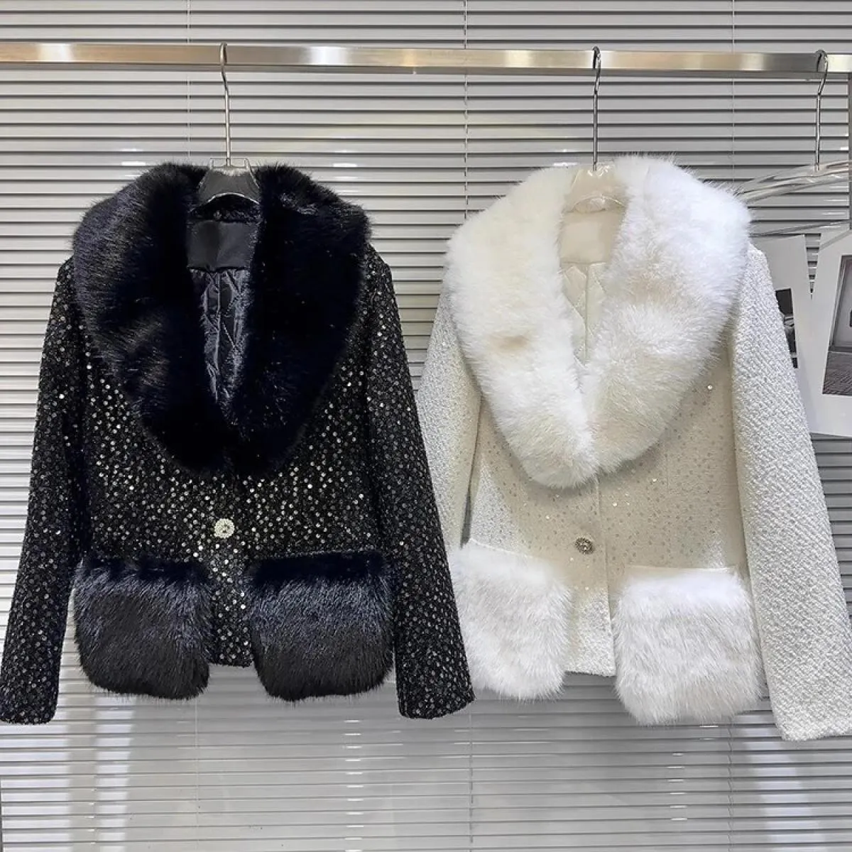 Giacca imbottita in tweed con paillettes con collo in pelliccia artificiale da donna di marca High Street New Fashion 2023