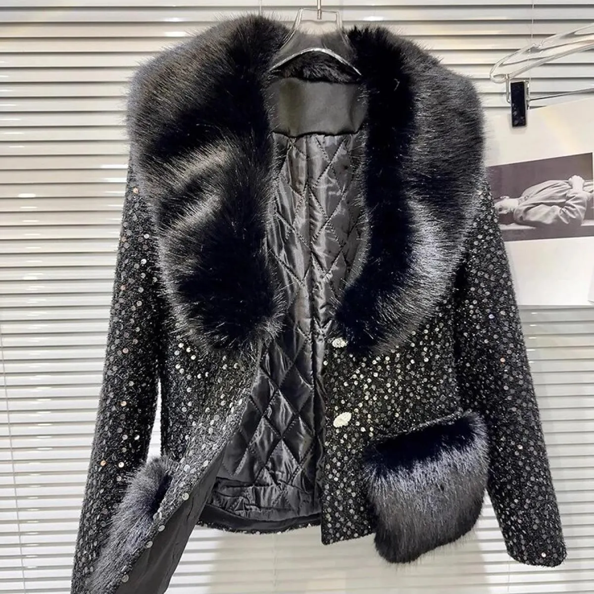 Giacca imbottita in tweed con paillettes con collo in pelliccia artificiale da donna di marca High Street New Fashion 2023