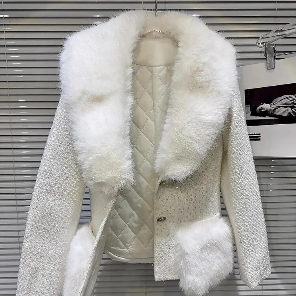 Giacca imbottita in tweed con paillettes con collo in pelliccia artificiale da donna di marca High Street New Fashion 2023