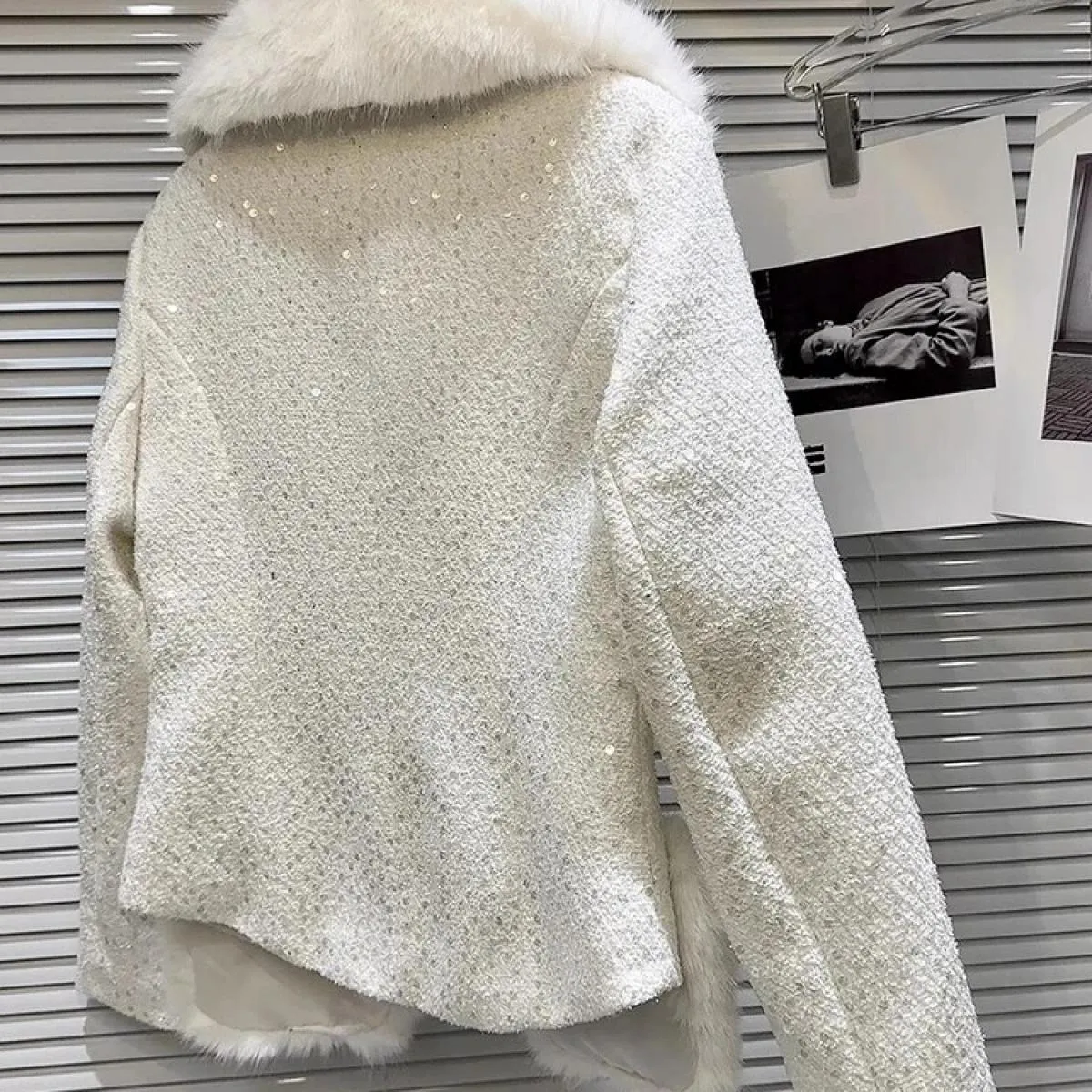 Giacca imbottita in tweed con paillettes con collo in pelliccia artificiale da donna di marca High Street New Fashion 2023