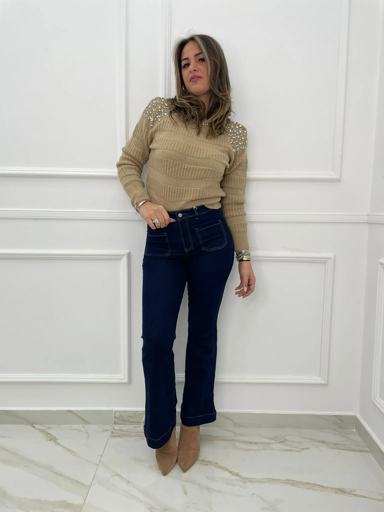 Jeans a zampa lavaggio scuro con taschini avanti