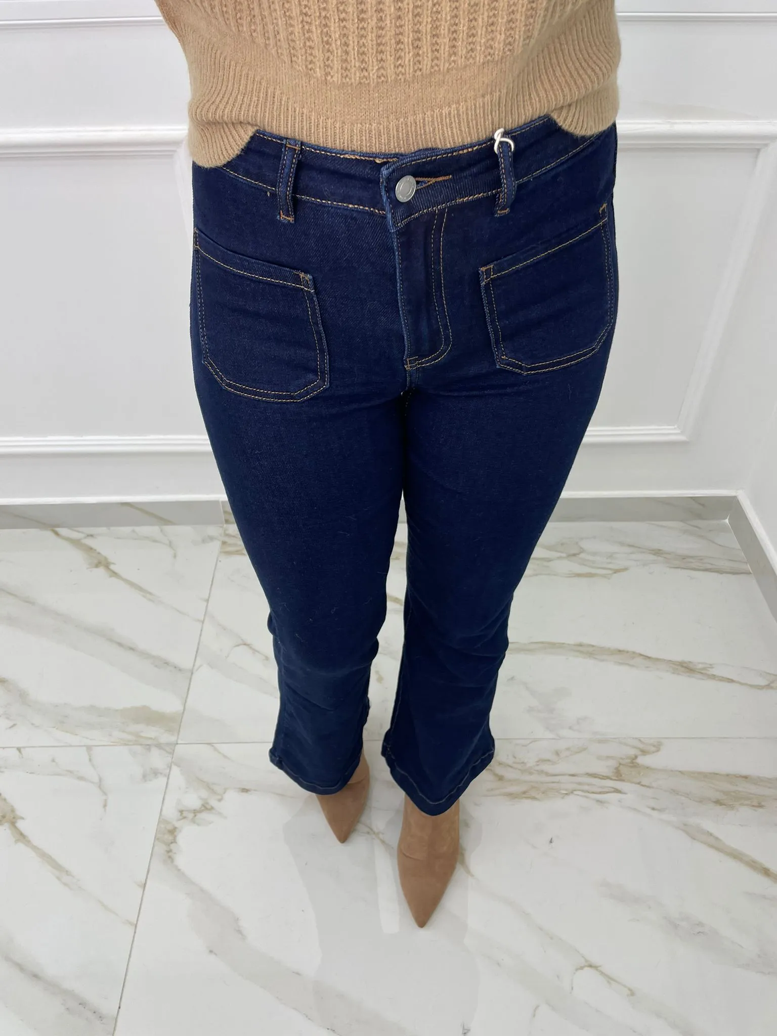 Jeans a zampa lavaggio scuro con taschini avanti