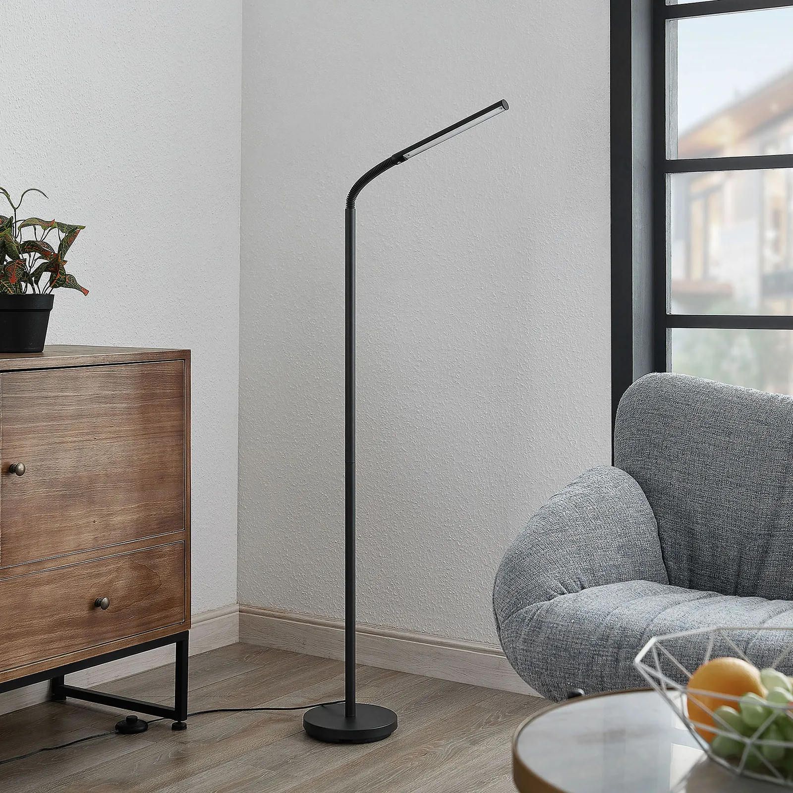 Lindby Romila piantana LED in nero