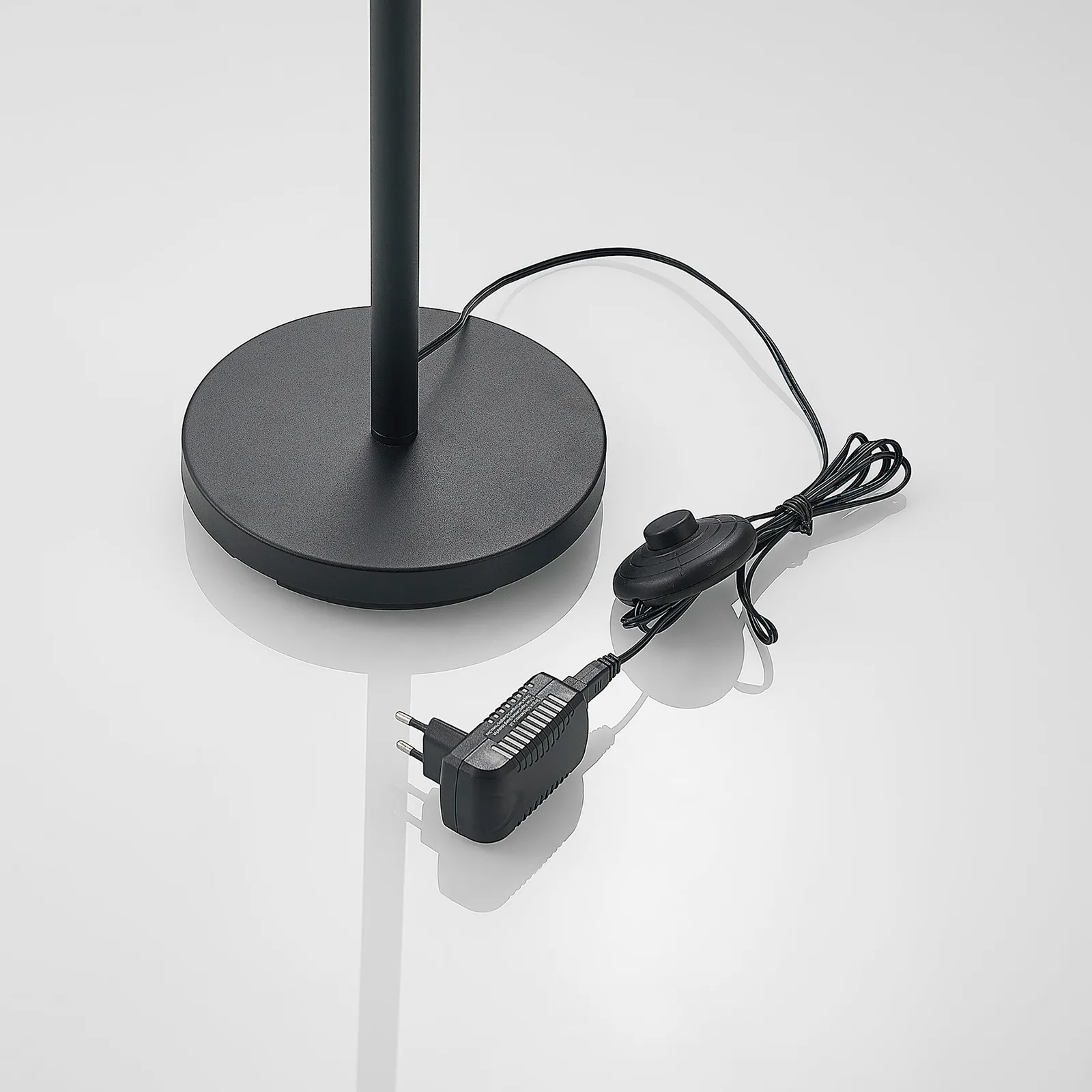 Lindby Romila piantana LED in nero