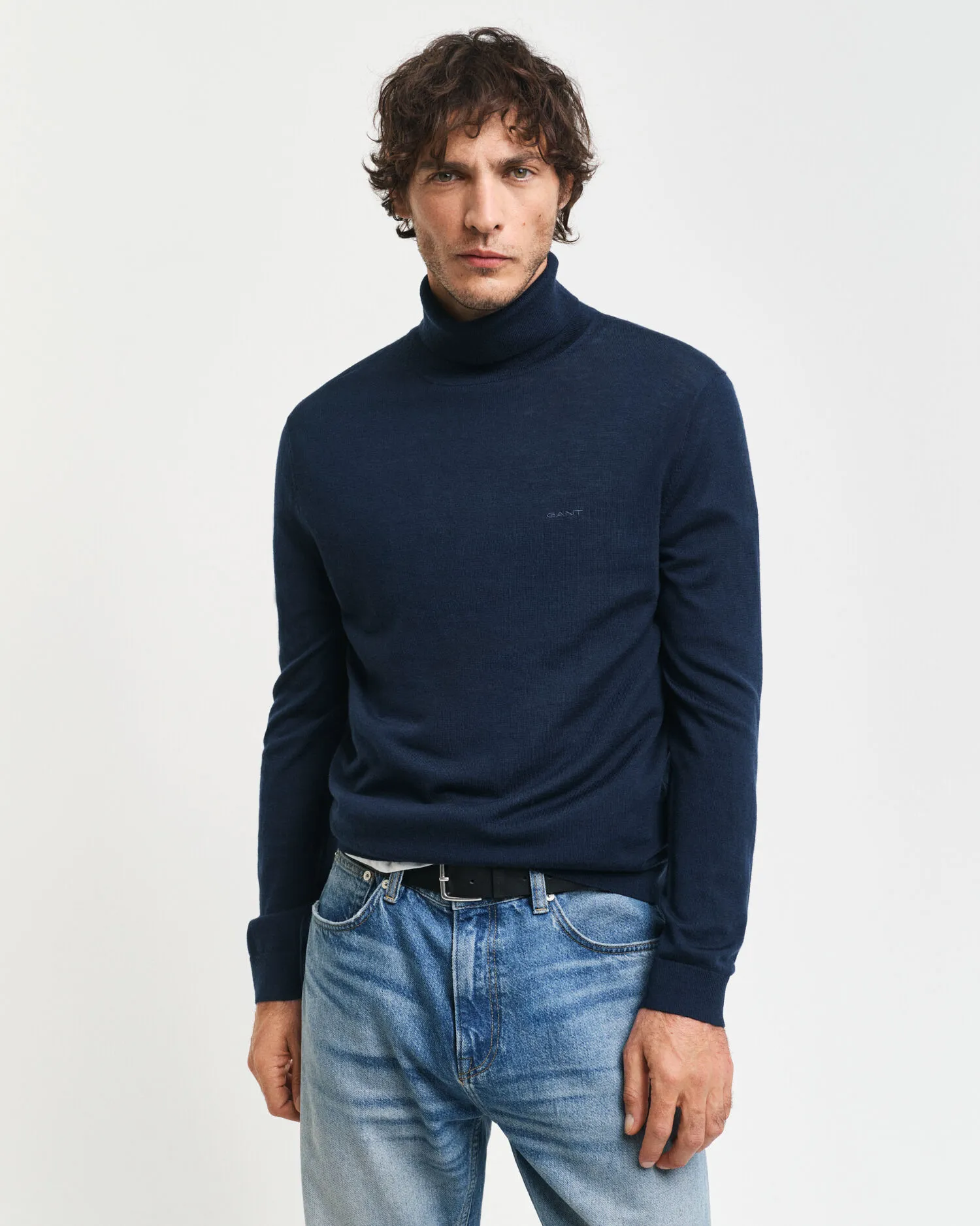 Maglia a collo alto in finissima lana merino    