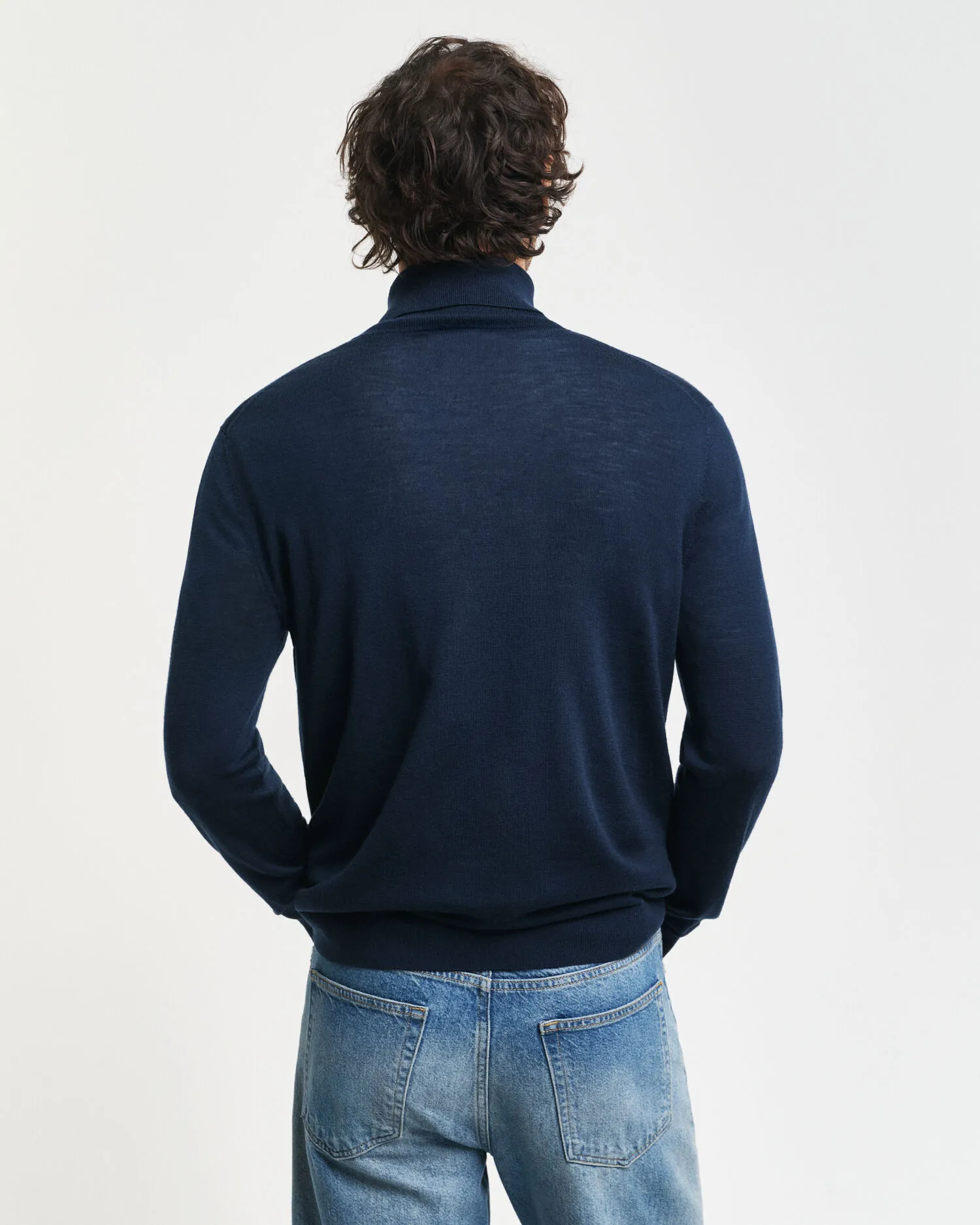 Maglia a collo alto in finissima lana merino    