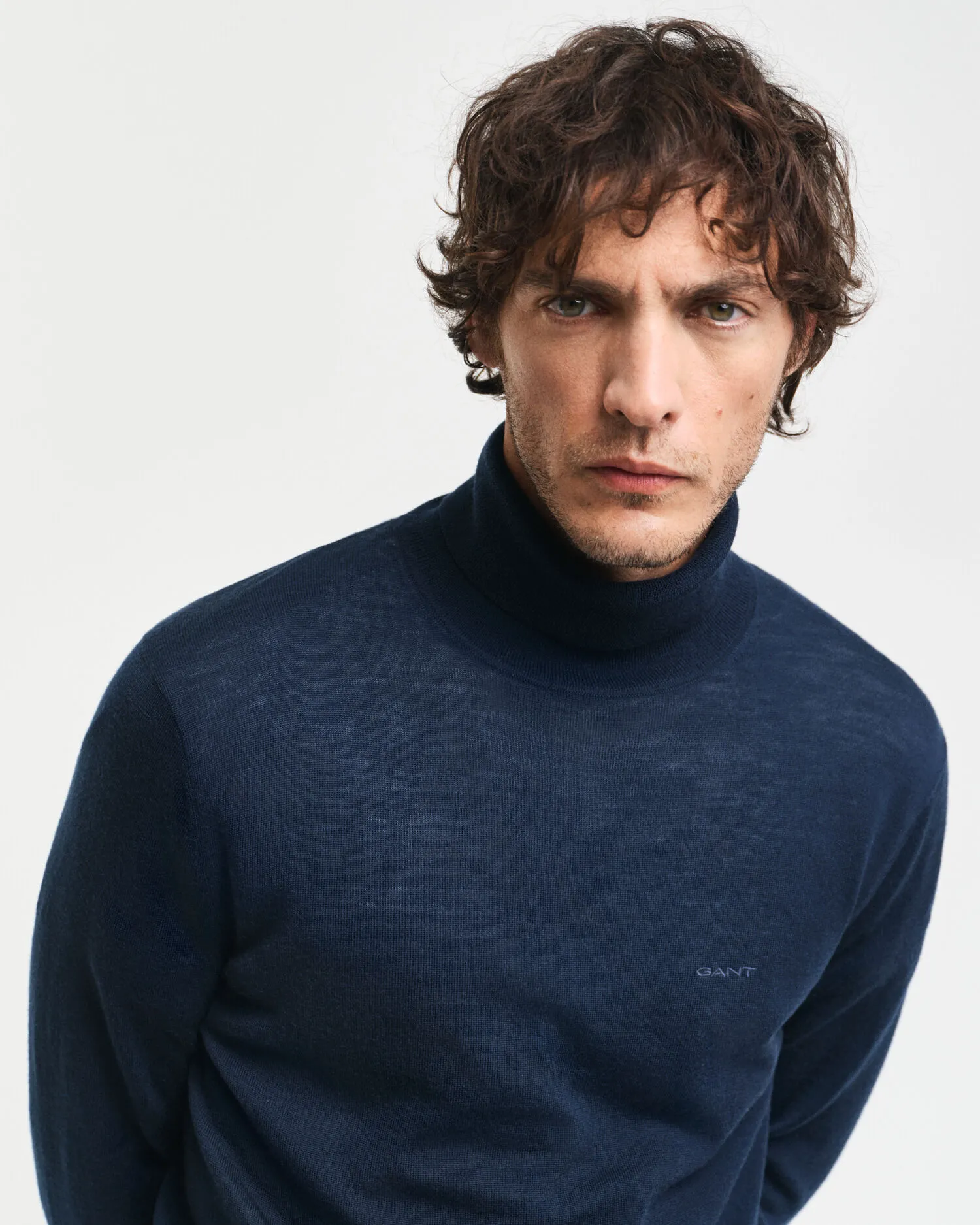 Maglia a collo alto in finissima lana merino    