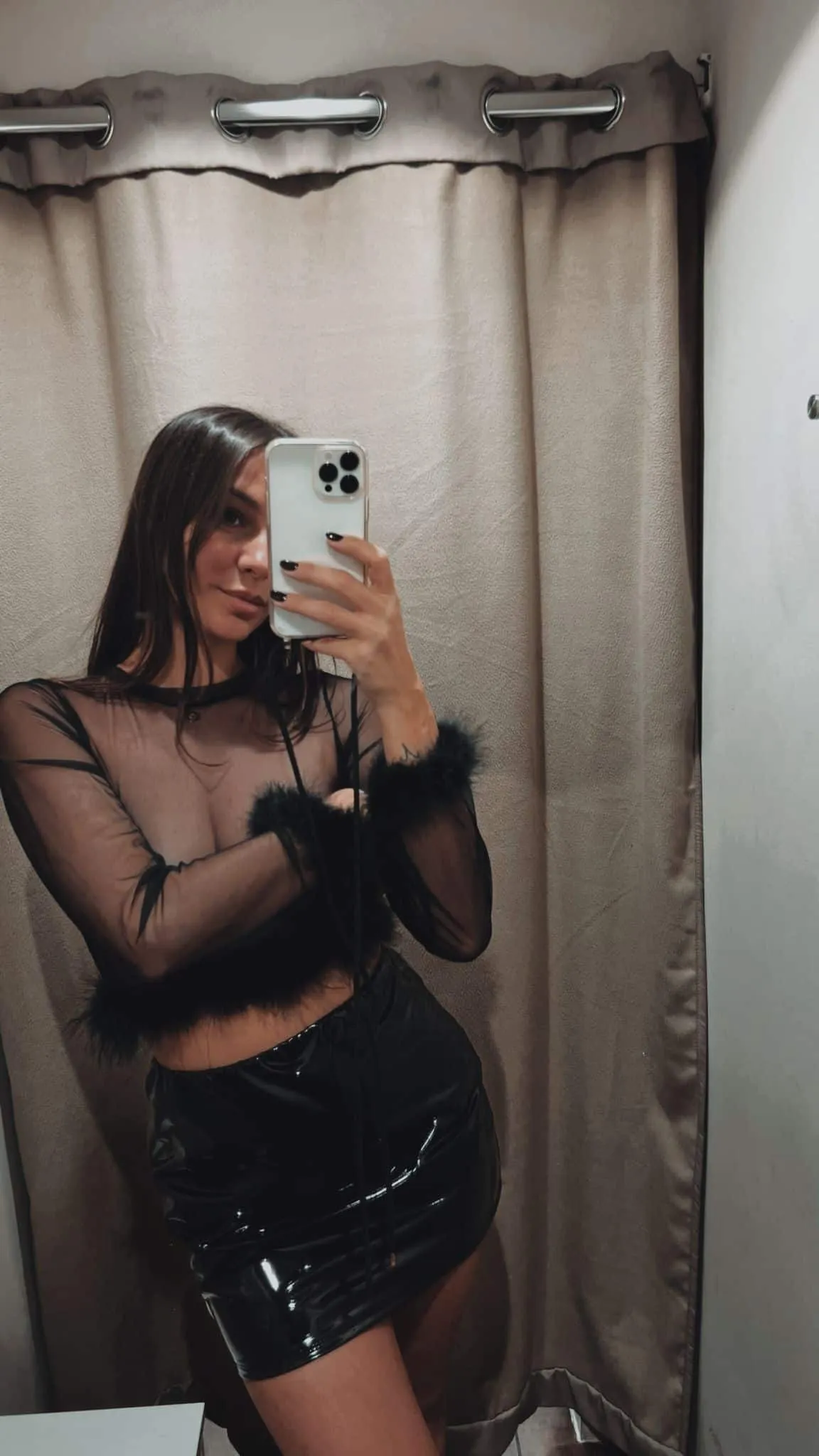 Maglia crop trasparente con piume