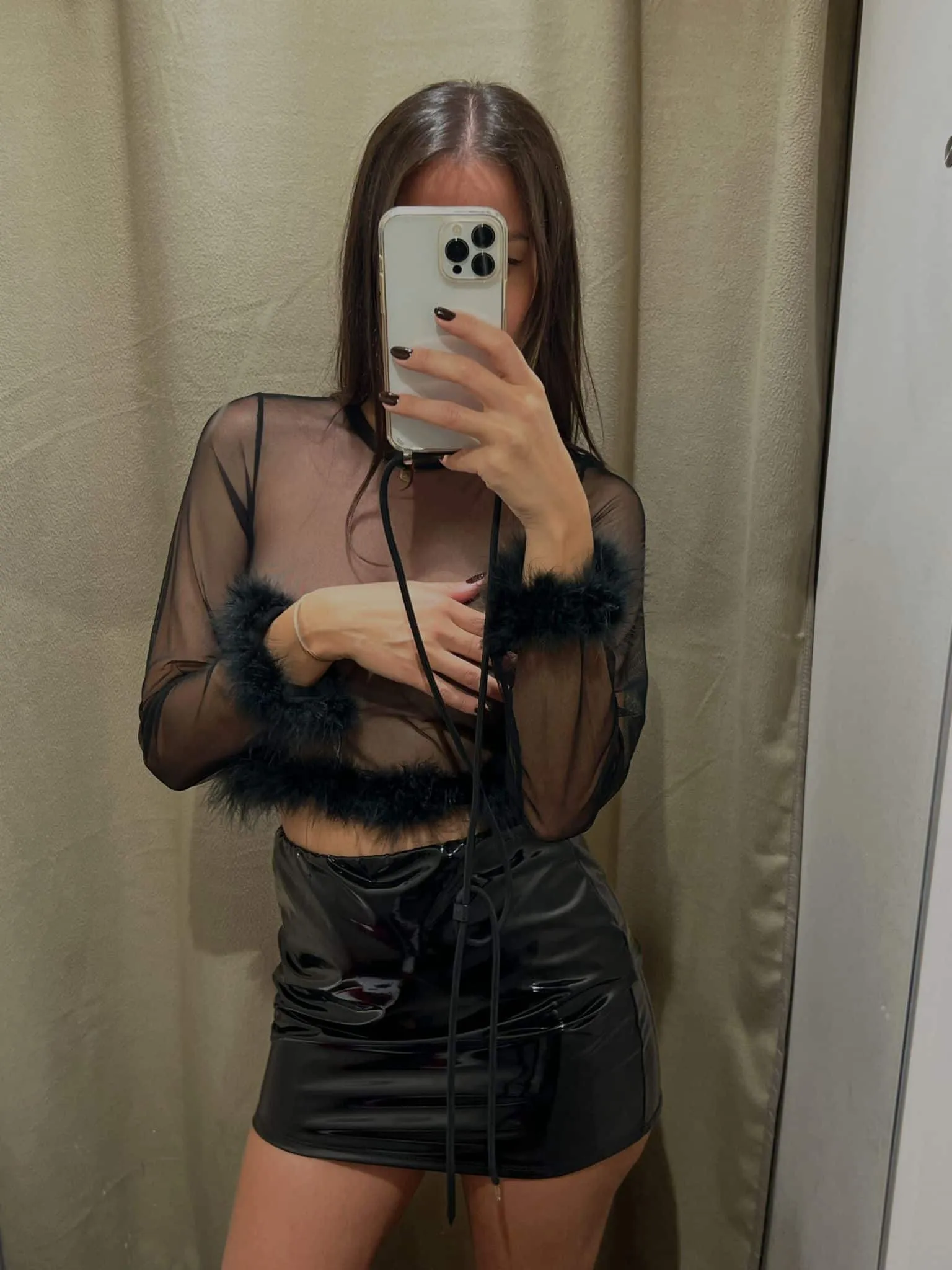 Maglia crop trasparente con piume