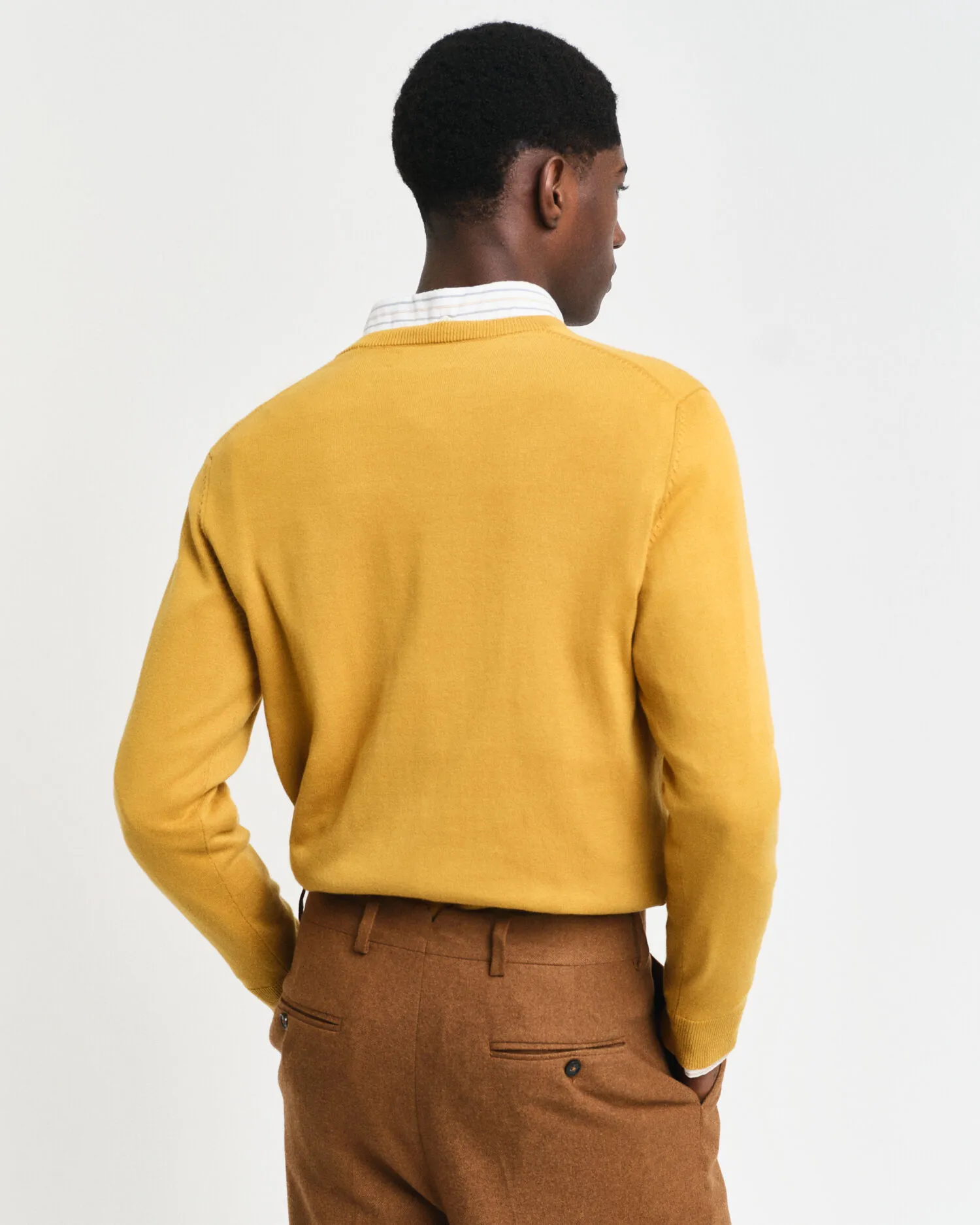 Maglia in cotone con scollo a V classico    