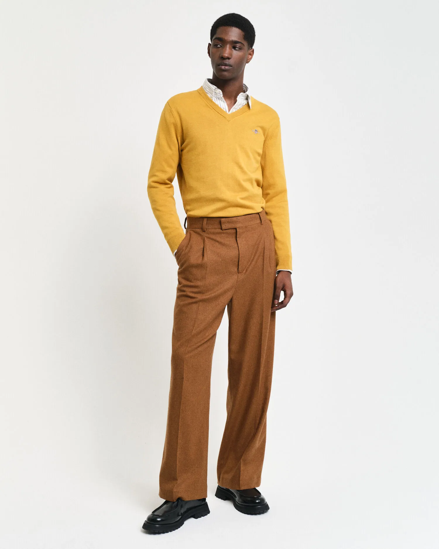 Maglia in cotone con scollo a V classico    