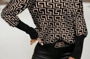 Mahglietta elegante con stampa geometrica e scollo Venitya, beige