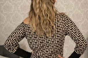 Mahglietta elegante con stampa geometrica e scollo Venitya, beige
