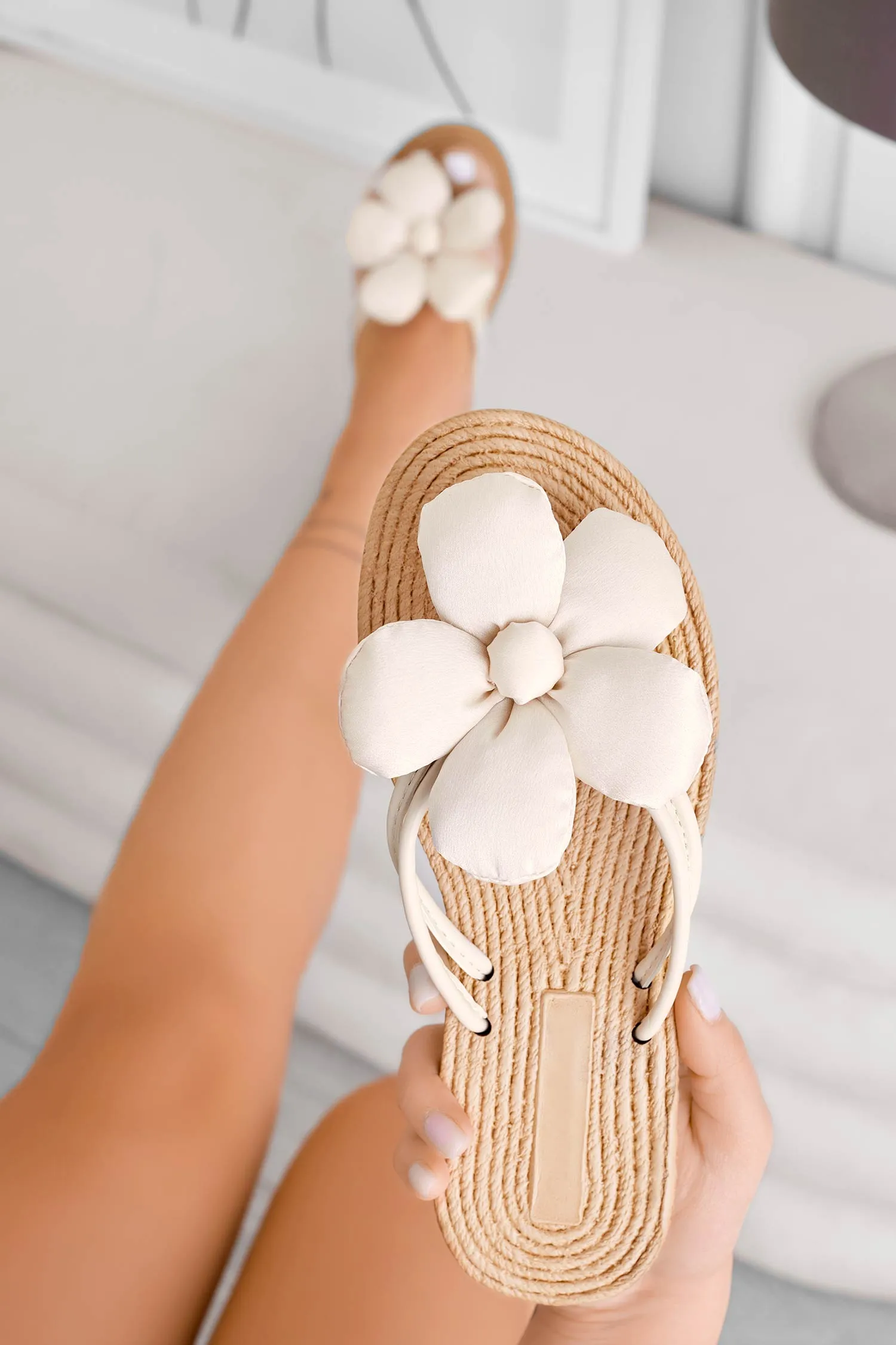 MARCELLA - Sandali infradito bassi beige con fiore applicato