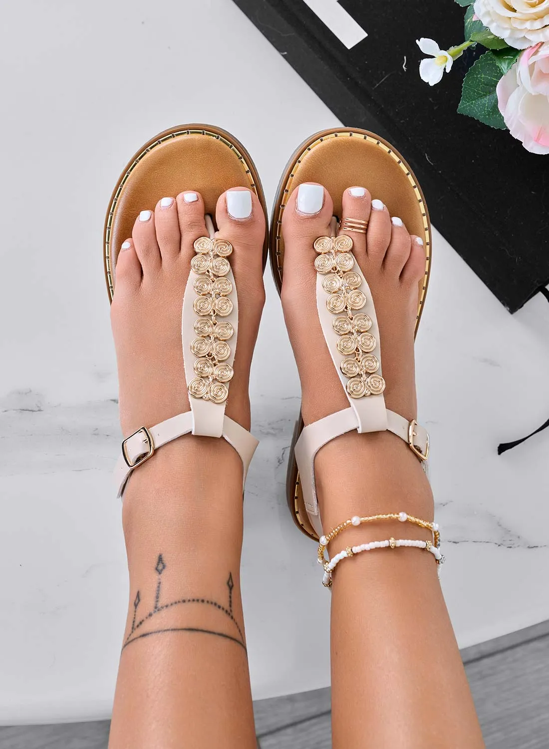 NANCY - Sandali infradito bassi beige con applicazione oro