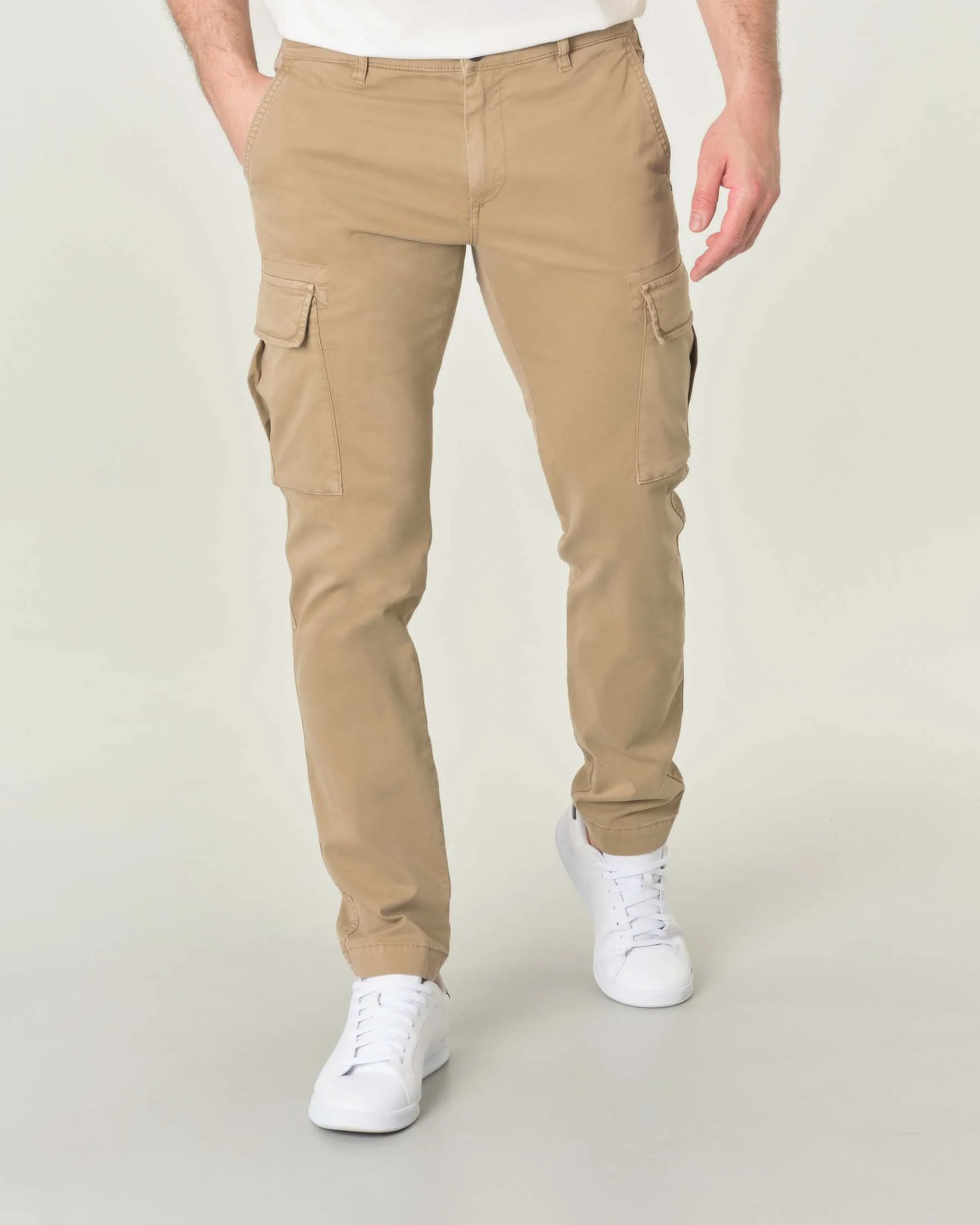 Pantalone cargo beige in gabardina di cotone stretch
