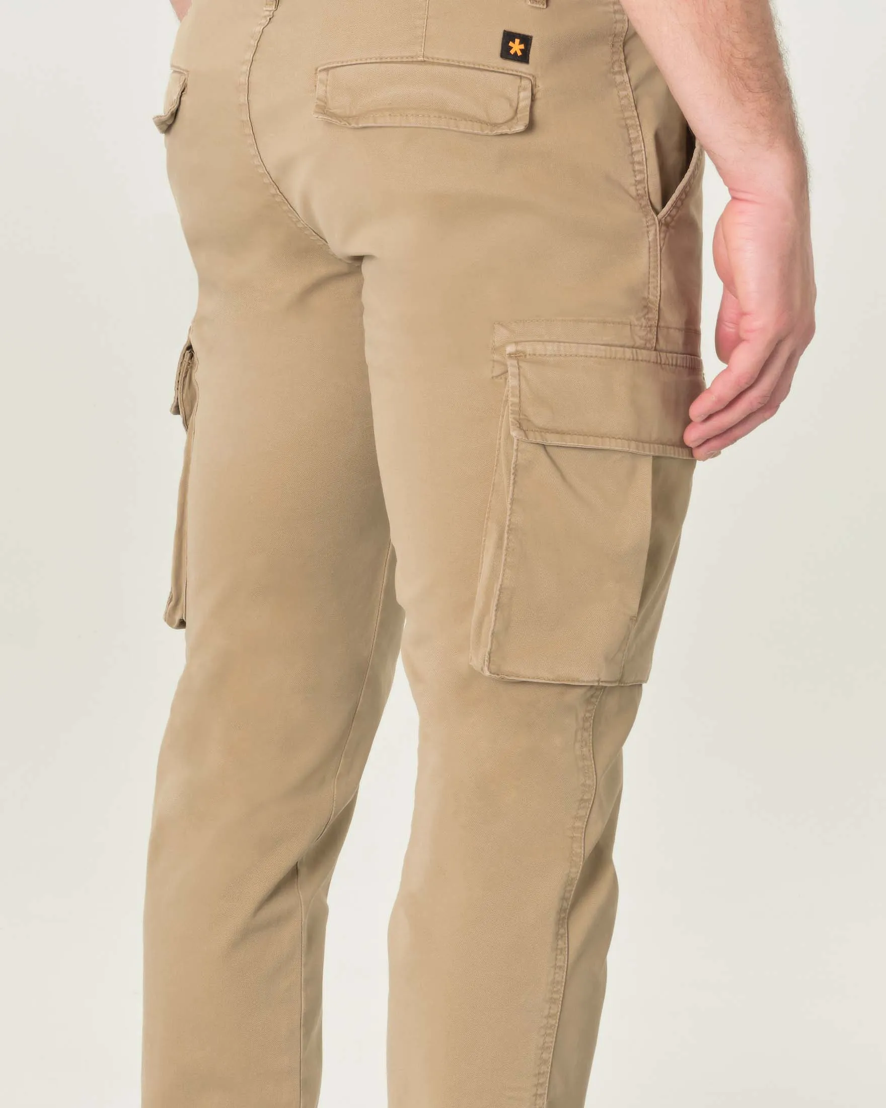 Pantalone cargo beige in gabardina di cotone stretch