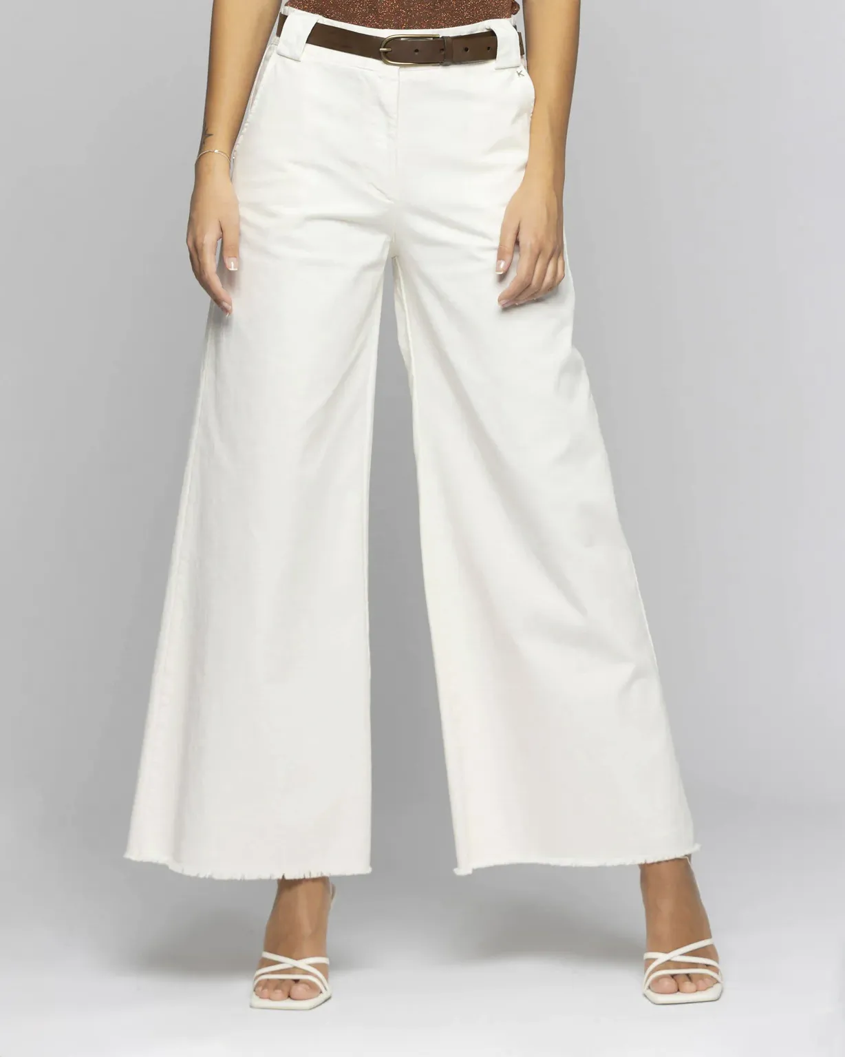 Pantaloni bianchi wide in bull di cotone color burro con cintura in vita