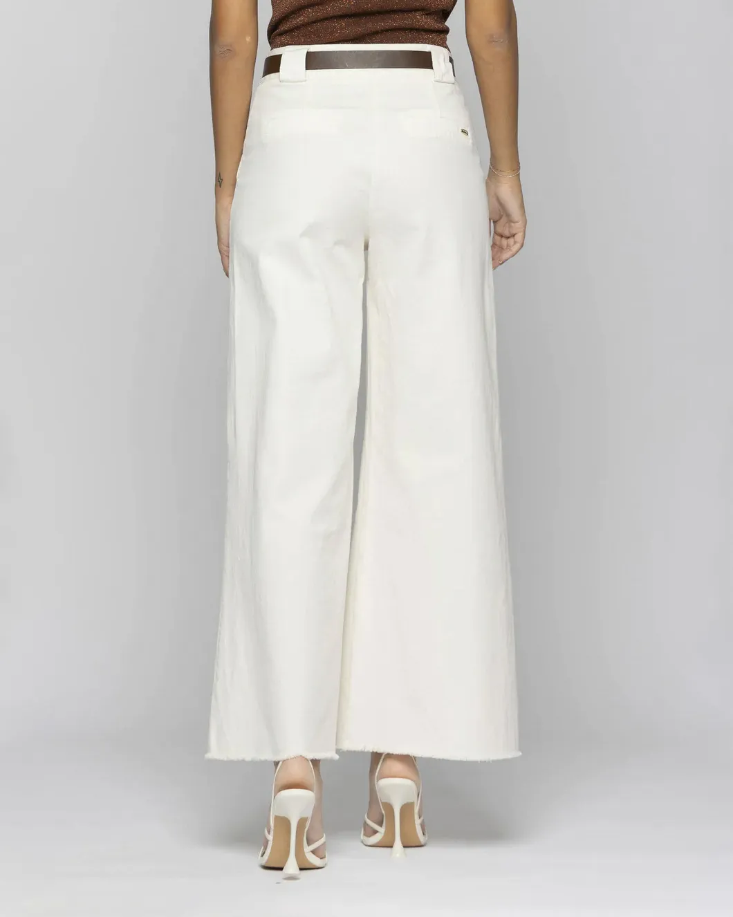 Pantaloni bianchi wide in bull di cotone color burro con cintura in vita