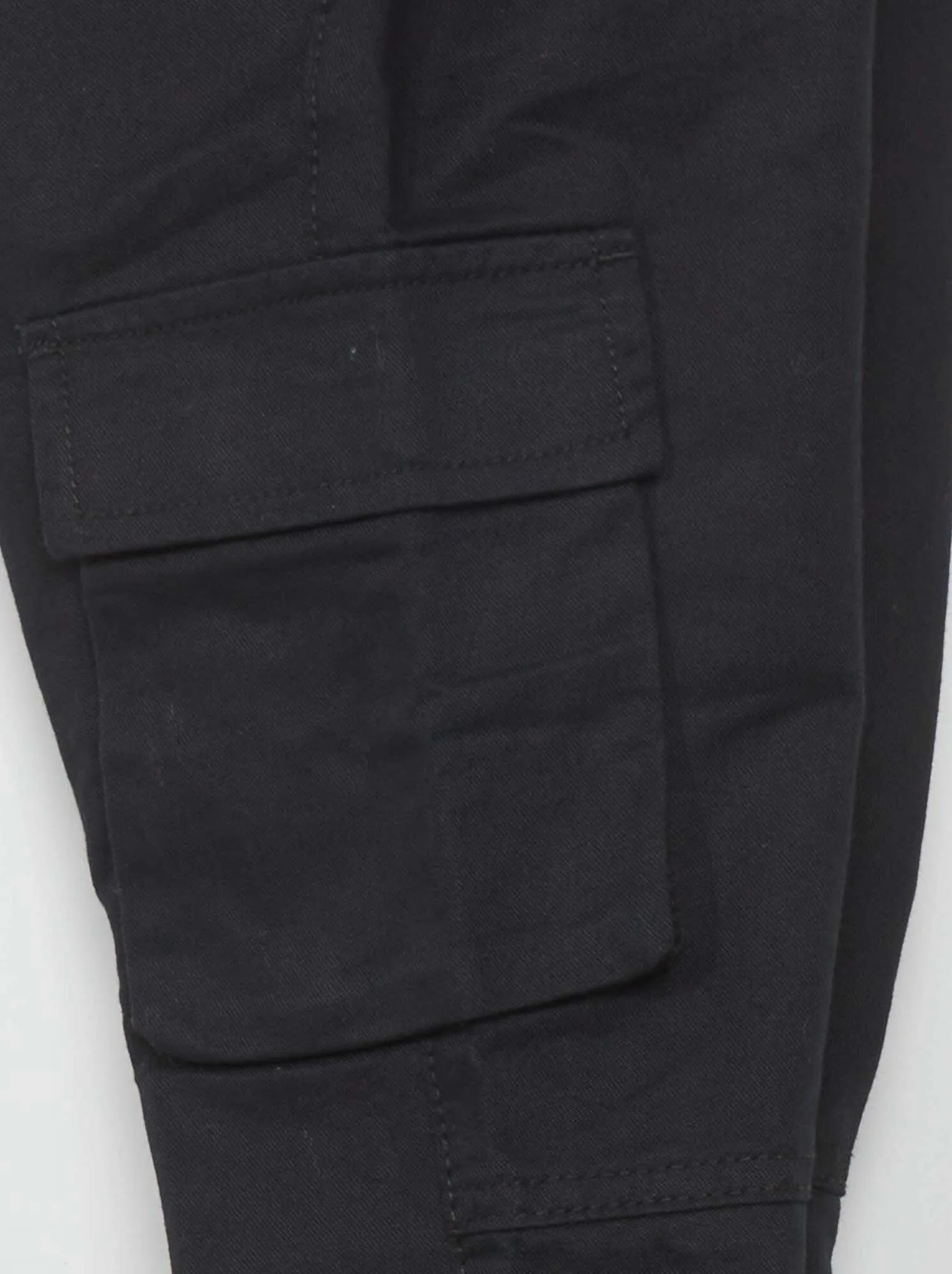 Pantaloni con tasche laterali - nero