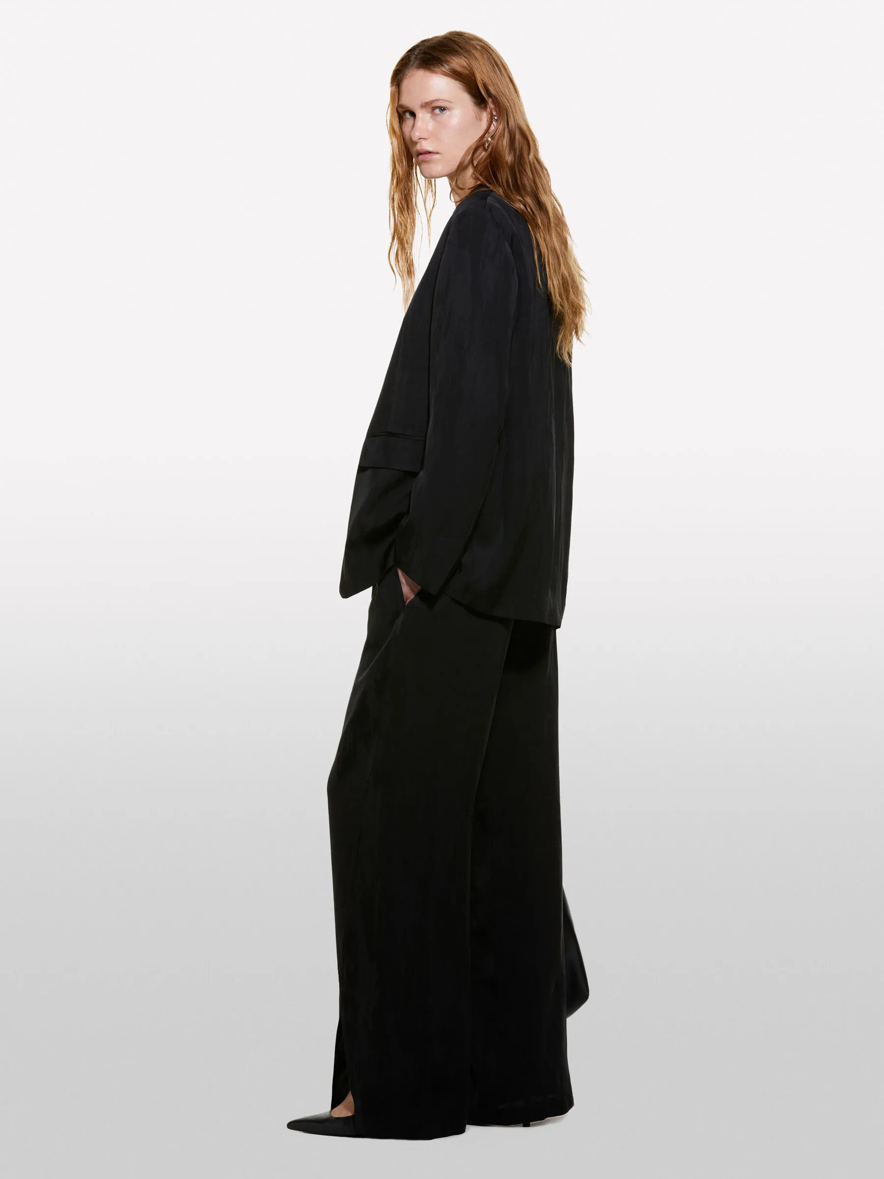 Pantaloni neri con spacchi