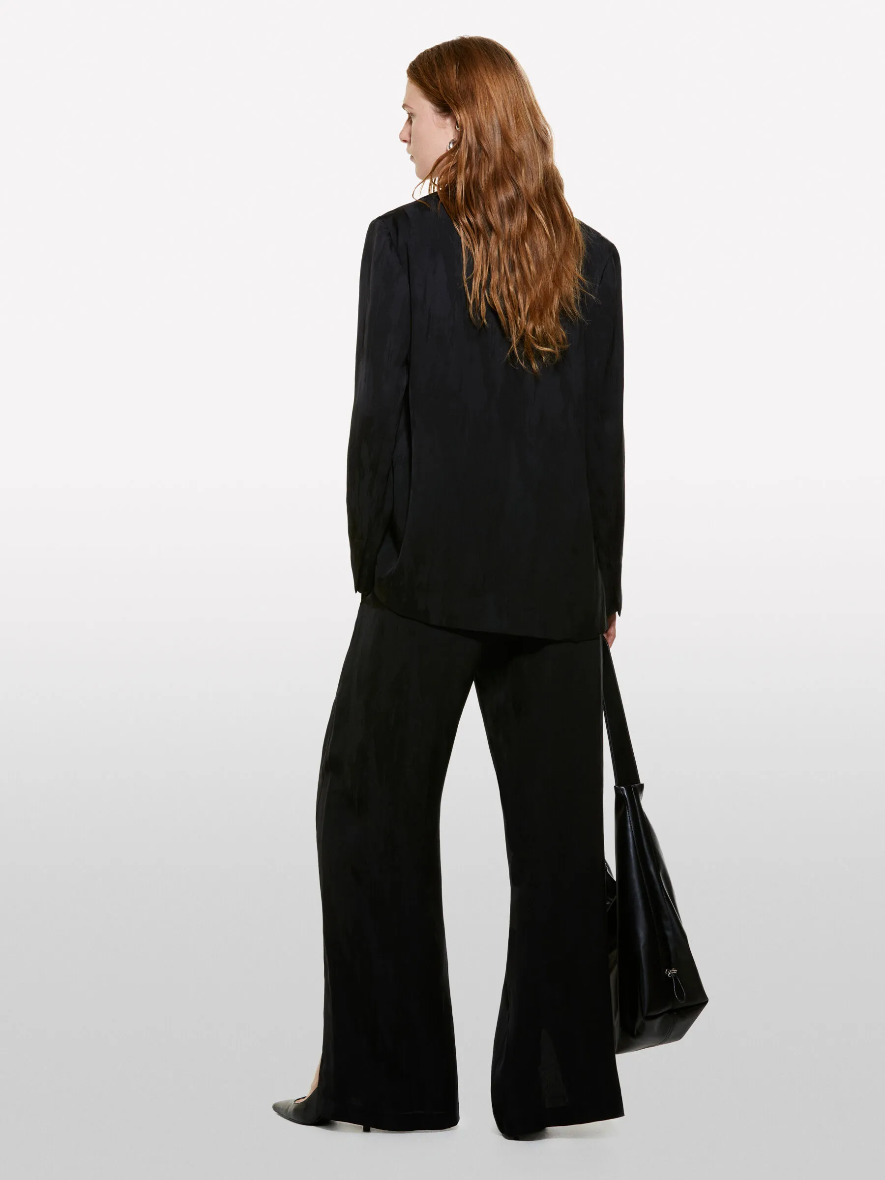 Pantaloni neri con spacchi